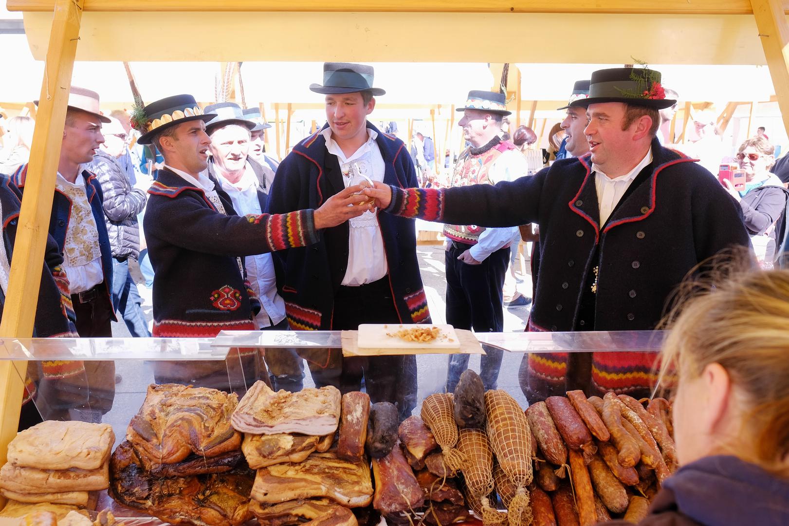 Uživanje u suhomesnatim delicijama kojima je preplavljen glavni trg bolje je uz pjesmu i čokanjčić, reći će bećari