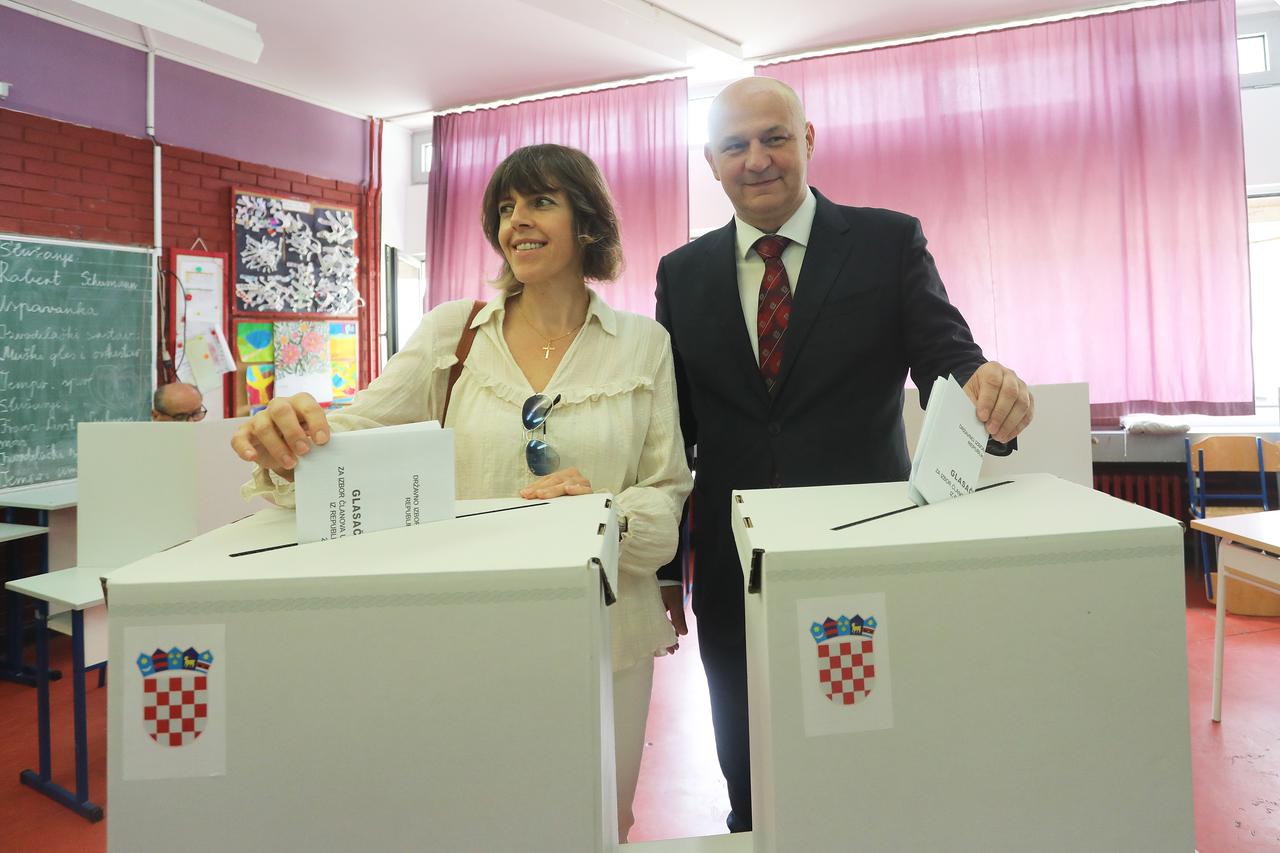 Zagreb: Mislav Kolakušić glasovao na izborima za Europski parlament