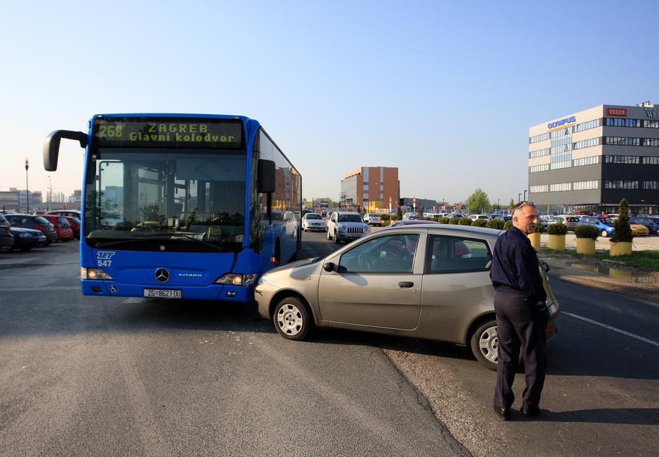 18.04.2011., Zagreb - Prometna nesreca na Aveniji Veceslava Holjevca. Fiat Punto sudario se sa ZET-ovim autobusom na liniji 268 Velika Gorica - Glavni kolodvor.  Photo: Boris Scitar/PIXSELL