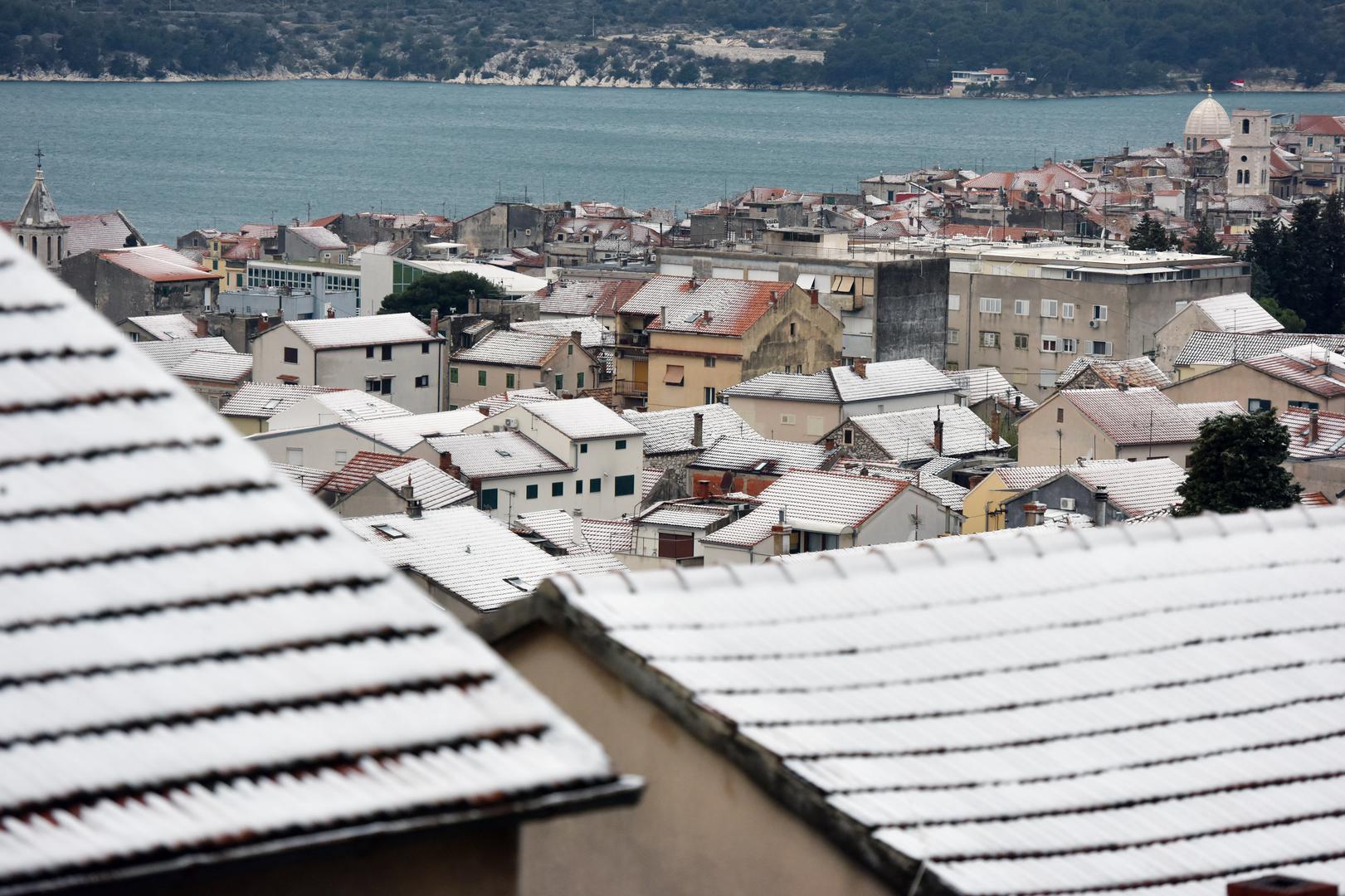 Tijekom noći snijeg je zabijelio Šibenik i okolicu. 