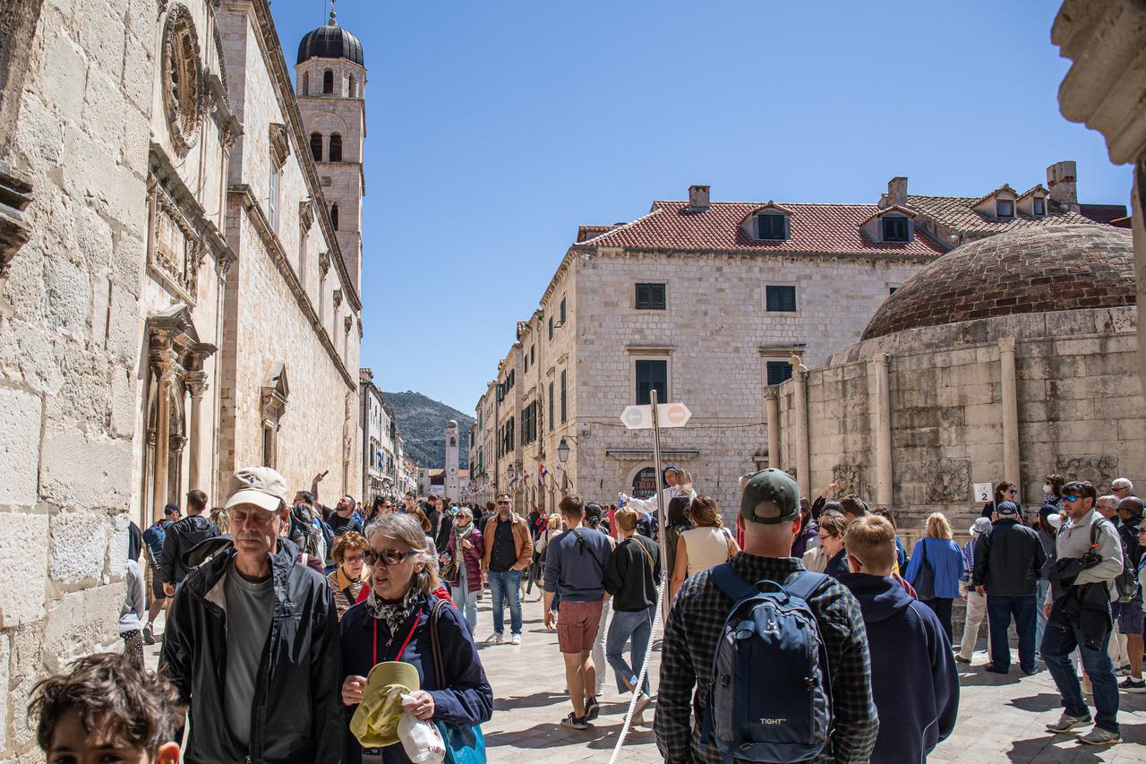 Dubrovnik: Grad prepun turista koji uživaju u šetnji i razgledavanju grada