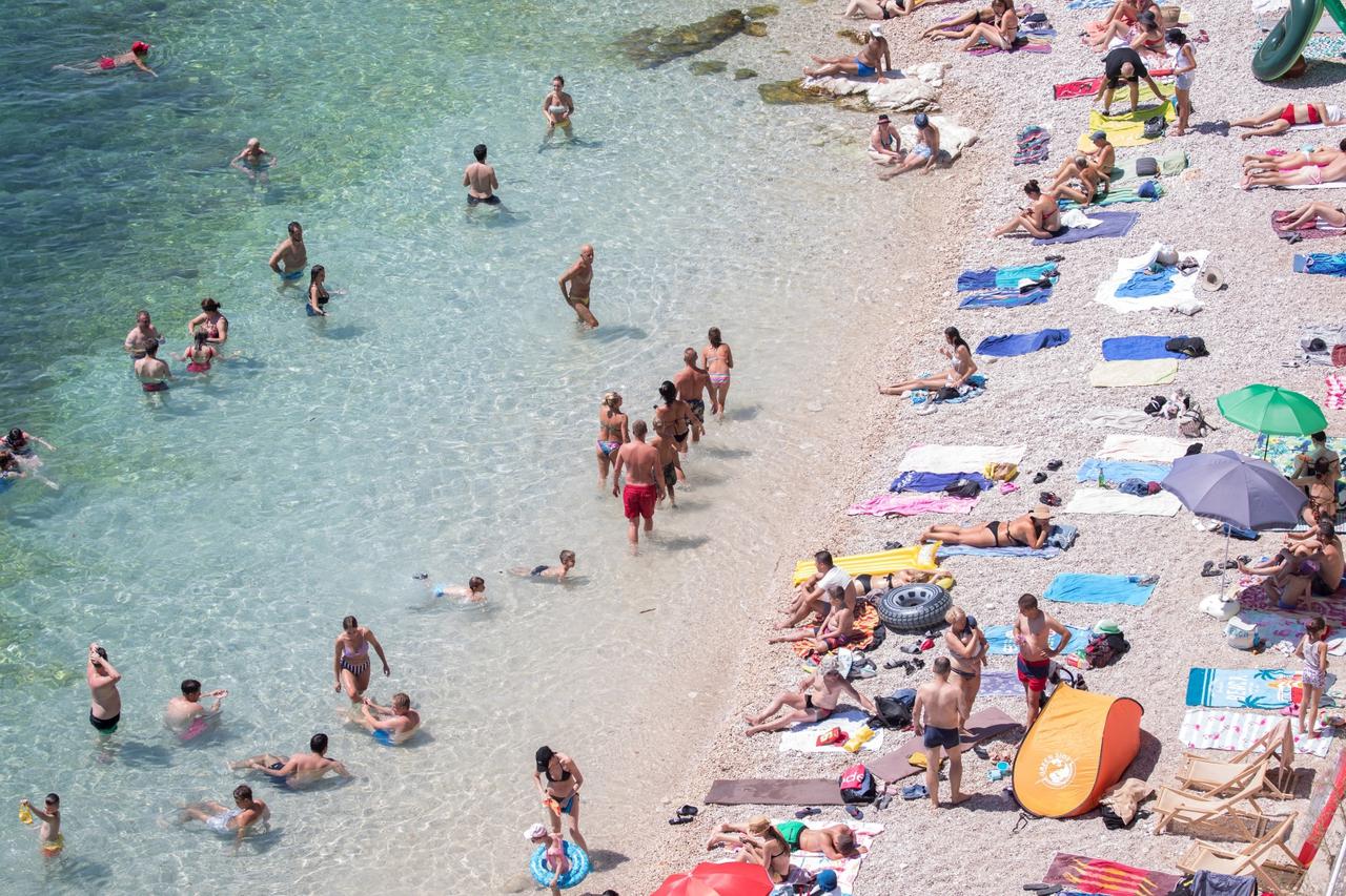 Rijeka: Ljudi na plaži uživaju u sunčanju i kupanju