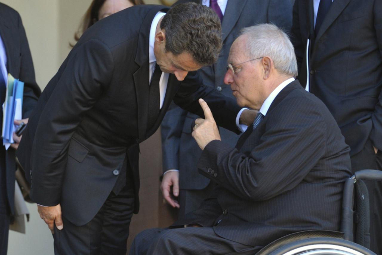 \'France\'s President Nicolas Sarkozy (L) listens to German Finance Minister Wolfgang Schauble after a meeting at the Elysee Palace in Paris, October 14, 2011.  REUTERS/Philippe Wojazer  (FRANCE - Tag