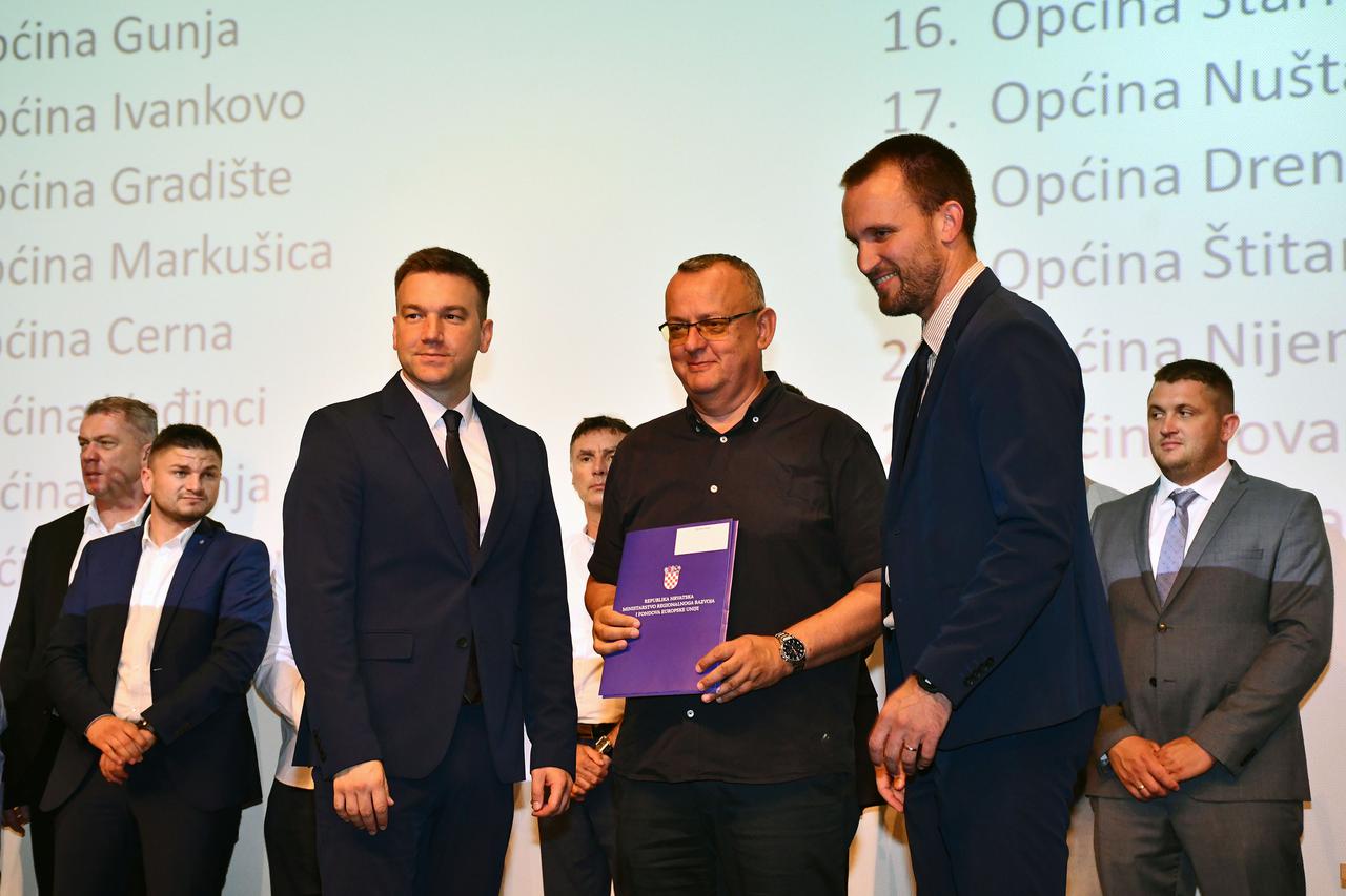 Pleternica: Ministar Erlić na svečanosti dodjele ugovora iz Programa održivog razvoja