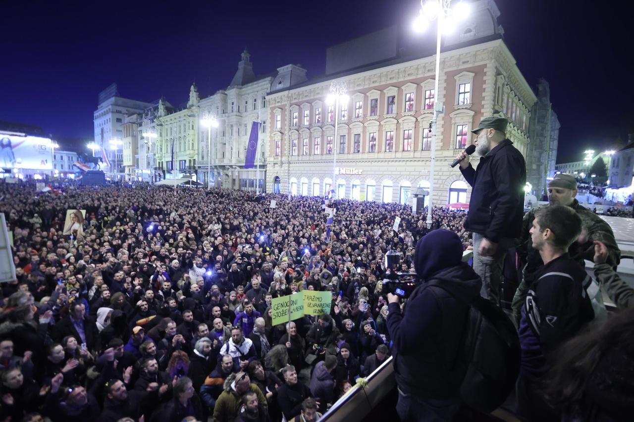 Veliki prosvjed u Zagrebu protiv COVID potvrda okupio tisuće prosvjednika