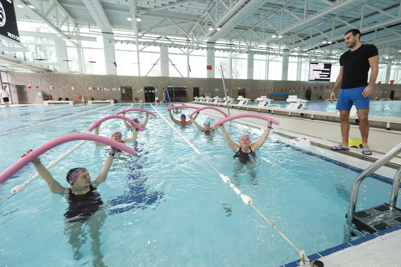Umirovljenici uz pomoć instruktora vježbaju na bazenu Svetice