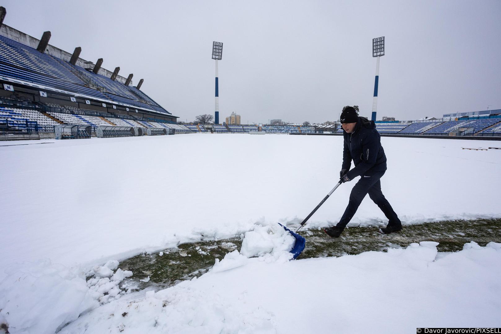 26.02.2023., Osijek - Snijeg koji je padao cijelu noc prekrio je glavni travnjak stadiona Gradski vrt. Djelatnici zaduzeni za travnjak zapoceli su s ciscenjem kako bi se prvenstvena utakmica izmedju NK Osijek i NK Varazdin mogla odigrati. Photo: Davor Javorovic/PIXSELL