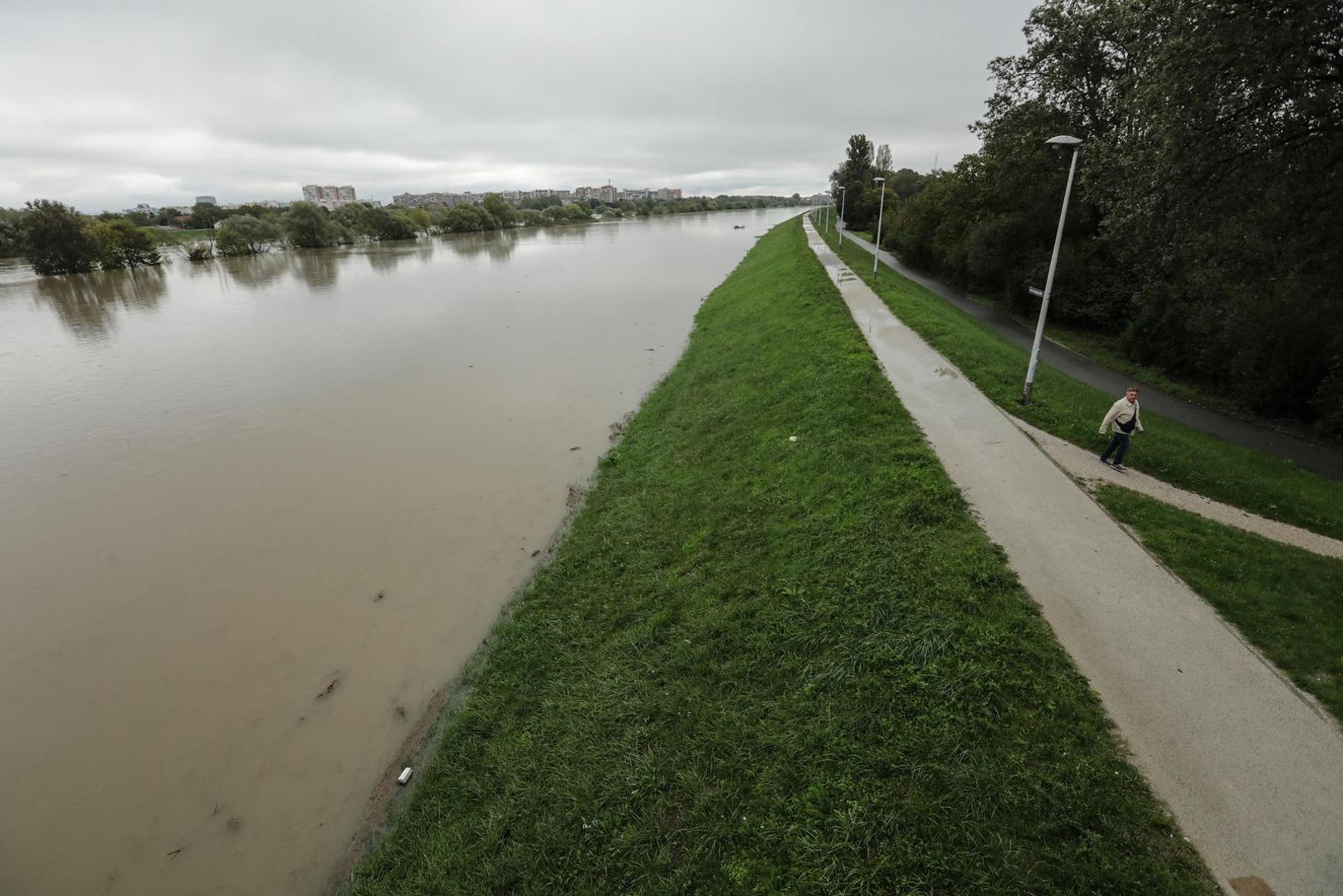 30.09.2022.,Zagreb, usljed dugotrajnih kisa, rijeka Sava izasla iz svoga korita, a vodostaj rijeke dosao do nasipa.  Photo: Robert Anic/PIXSELL