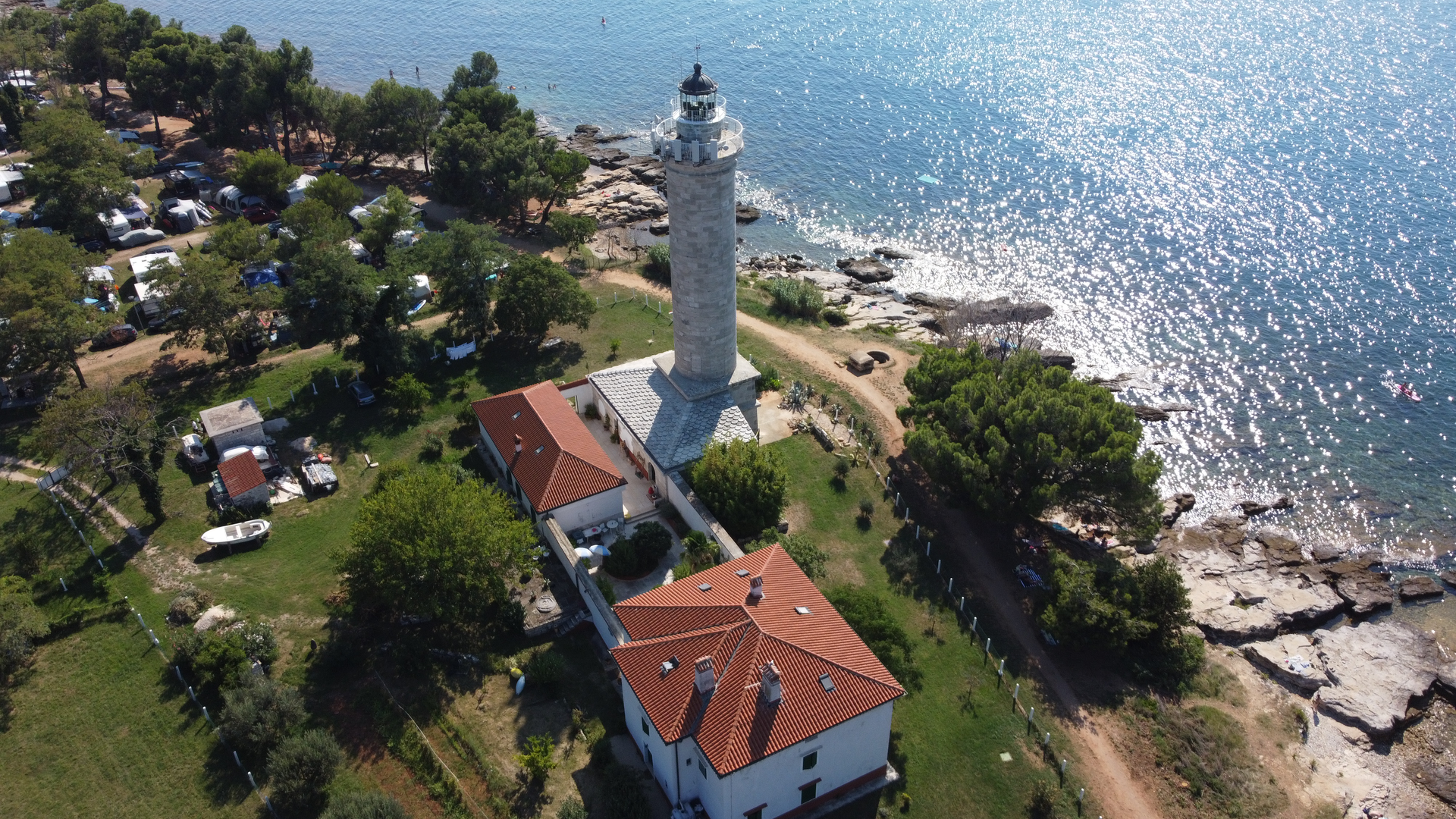 Osim što je svjetionik imao važnu ulogu u pomorskom prometu, postoji i romantična legenda vezana za njegovu izgradnju. Priča kaže da ga je izgradio austrijski grof Metternich kao znak ljubavi prema lijepoj hrvatskoj plemkinji koju je upoznao na bečkom balu. Nažalost, zdanje u kojem su trebali zajedno živjeti nikad nije dočekalo svoje vlasnike. Ona je umrla tijekom izgradnje, a austrijski grof ga više nikada nije posjetio.