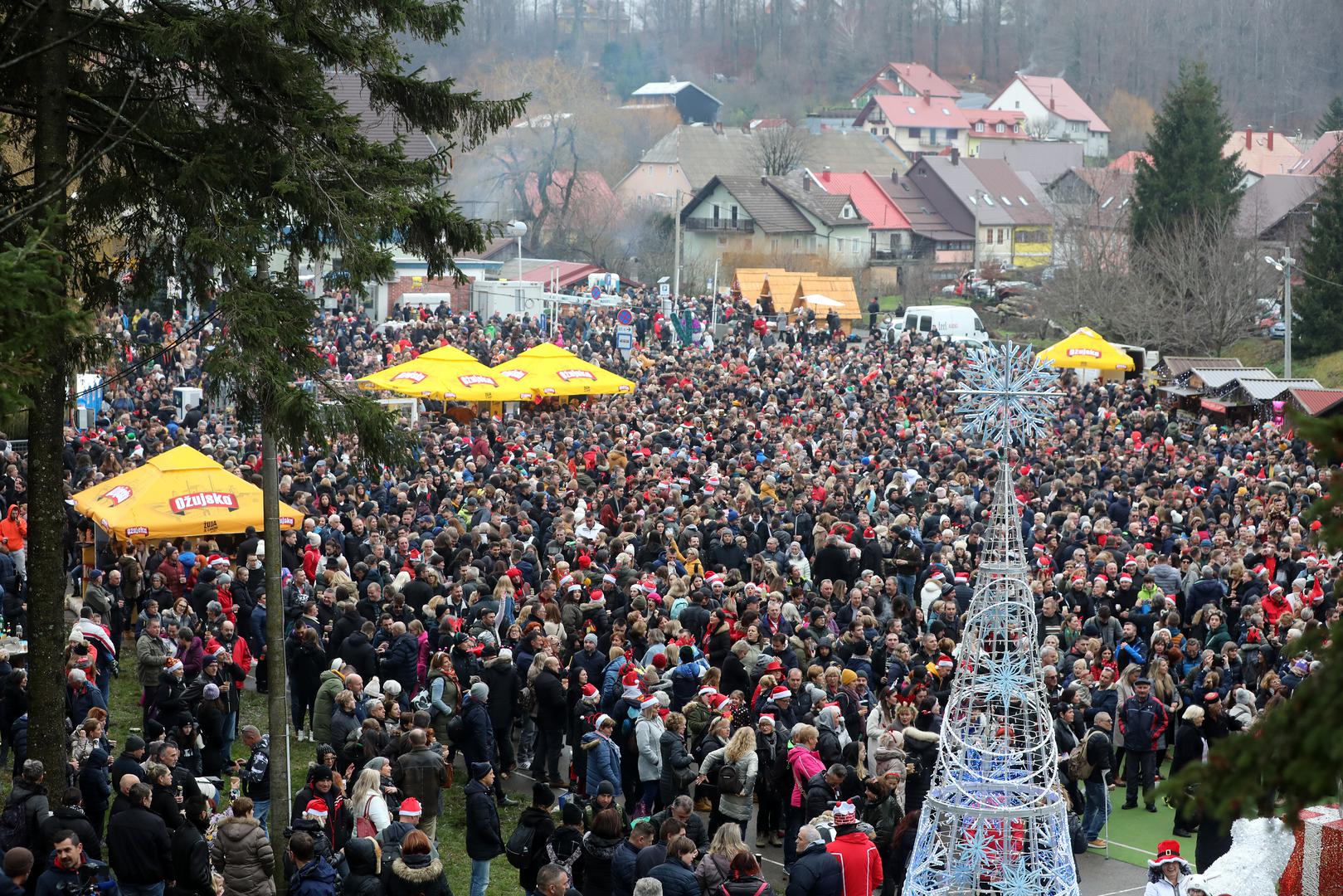 31.12.2022., Fuzine - Docek Nove godine u podne na igralistu pored brane  Photo: Goran Kovacic/PIXSELL