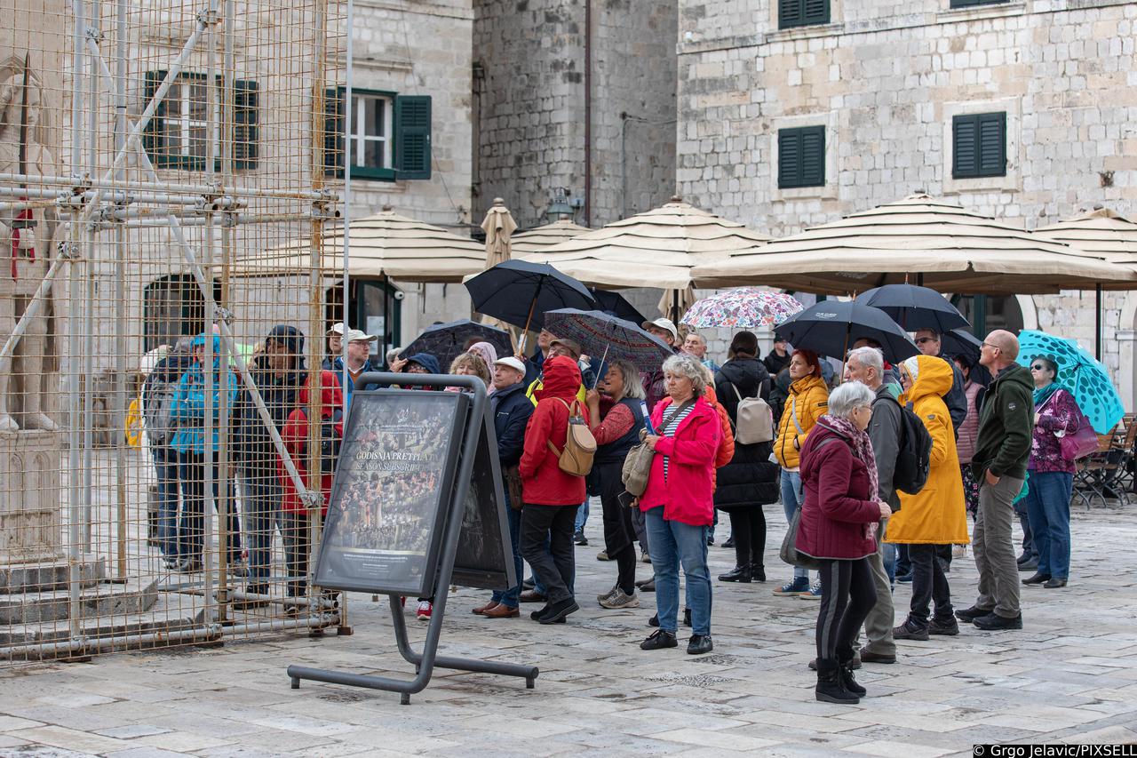 Turisti u sve većem broju pristižu u Dubrovnik