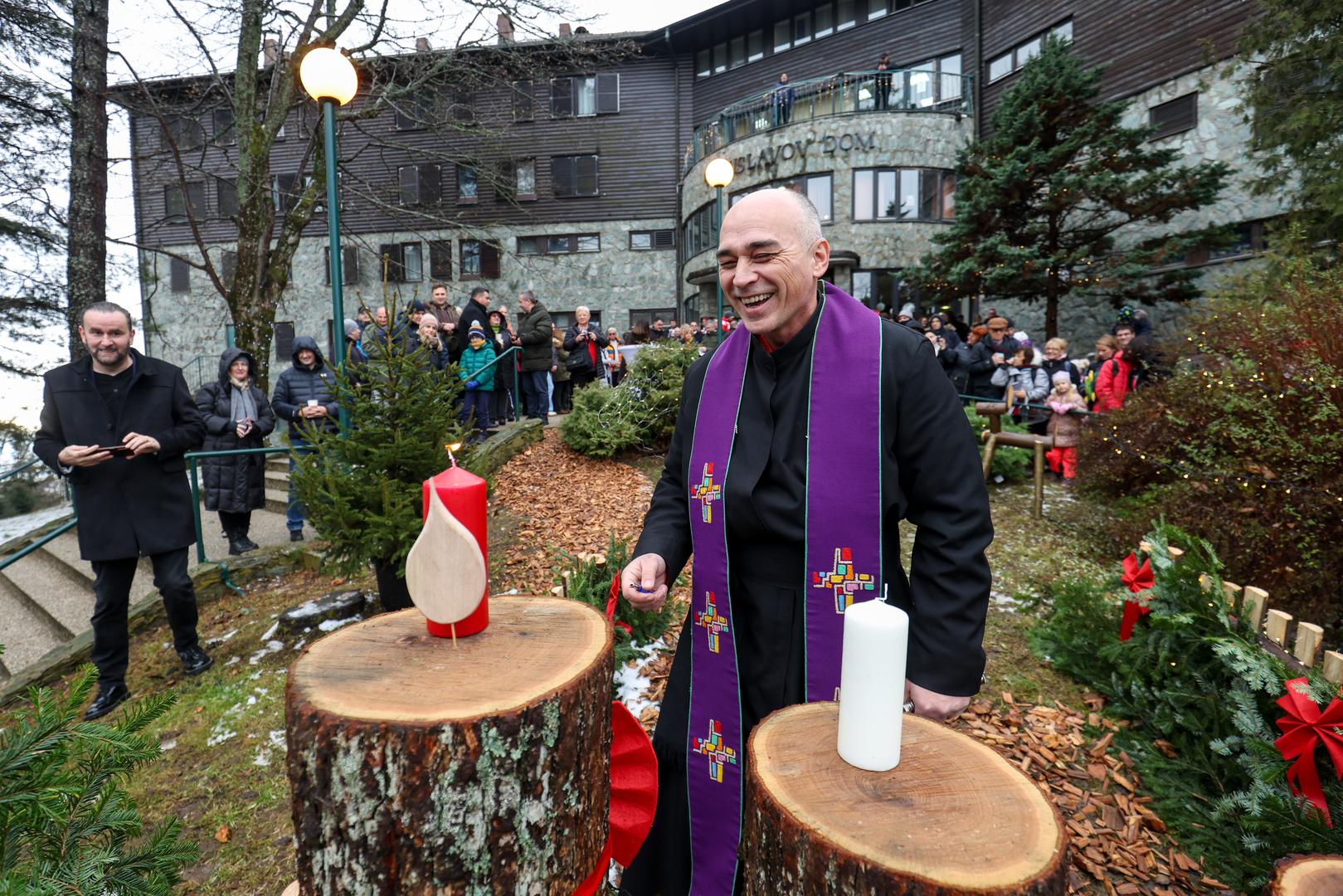 01.12.2024., Zagreb - Paljenjem prve adventske svijece ispred Hotela Tomislavov dom te otvorenjem izlozbe „Suma okom sumara“ svecano je prvi puta otvorena manifestacija "Advent i Bozic na Sljemenu“. Photo: Igor Kralj/PIXSELL