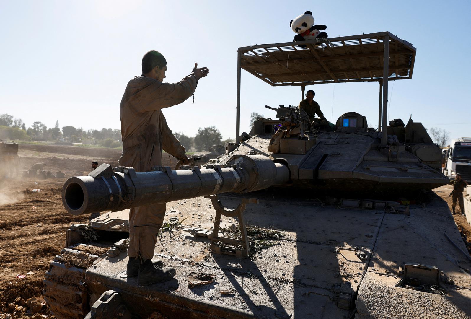 An Israeli soldier stands on a tank after returning from the Gaza strip, amid the ongoing conflict between Israel and Palestinian Islamist group Hamas, in southern Israel, February 29, 2024. REUTERS/Amir Cohen      TPX IMAGES OF THE DAY Photo: AMIR COHEN/REUTERS