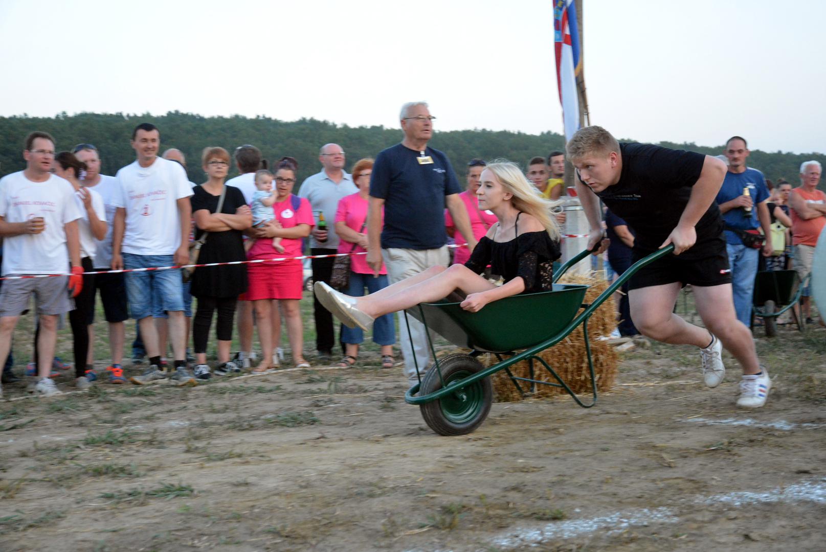 U Kapeli se obilježavaju Dani Općine Kapela. 