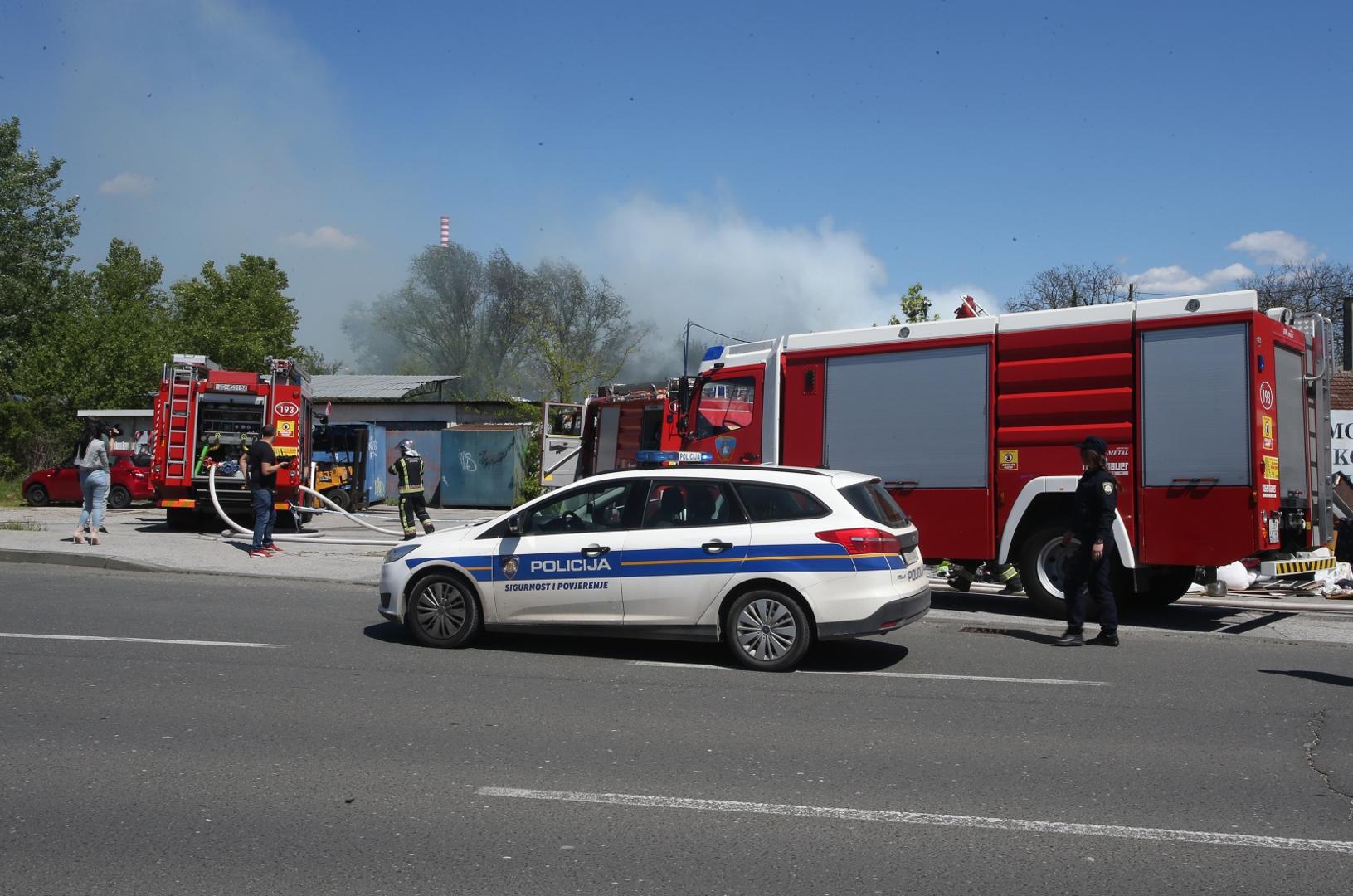 04.05.2021., Zagreb - Pozar u reciklaznom dvoristu na adresi Sarajevska cesta je lokaliziran, a u tijeku je raskapanje i dogasivanje. vatra je zahvatila cetiri kontejnera s plastikom i papirom, a na teren je izisla Javna vatrogasna postrojba s 21 vatrogascem i sest vatrogasnih vozila, uz Dobrovoljna vatrogasna drustva Botinec, Hrasce i Sveta Klara. Uzrok pozara bit ce poznat nakon policijskog ocevida.
Photo: Matija Habljak/PIXSELL