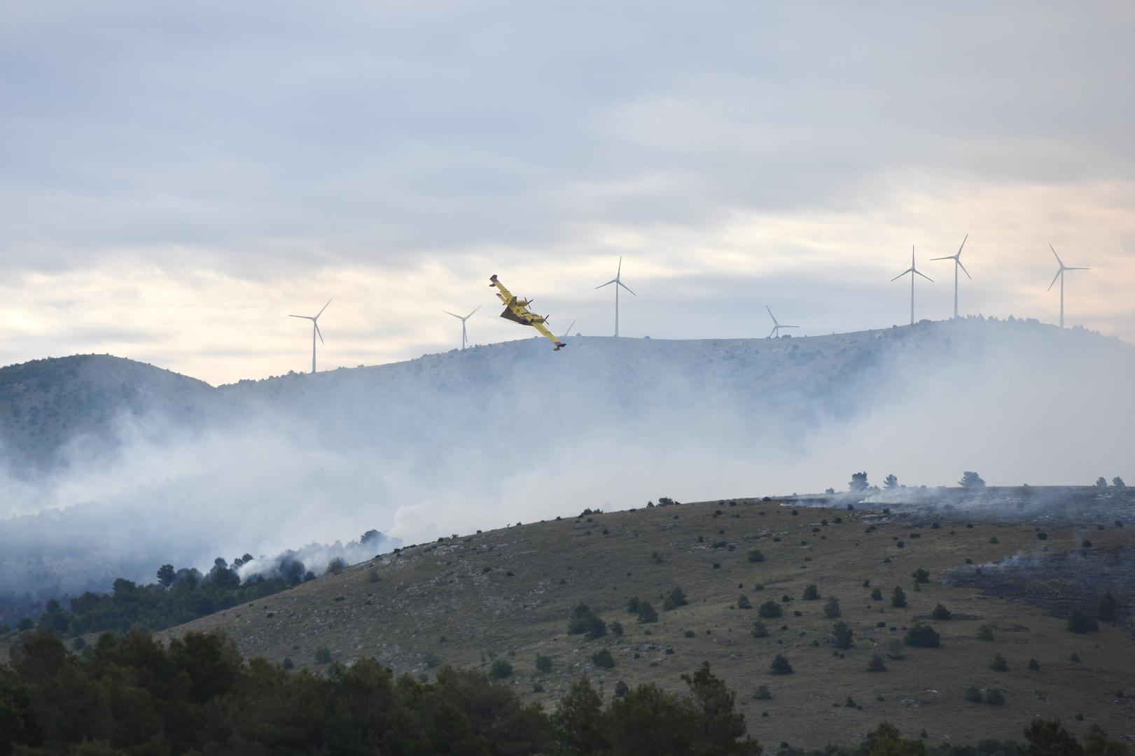 22.04.2024., Vrpolje - Pozar na nepristupacnom terenu izmedju Vrpolja i Grebastice. Photo: Hrvoje Jelavic/PIXSELL