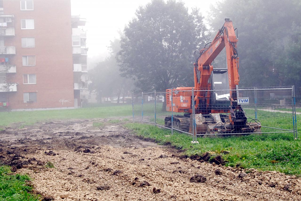 '27.09.2010., Sisak - Nakon sto su u Ulici kneza Domagoja raskopali dio zelene povrsine,radnici TVIM-a su otisli s gradilista. Photo:Nikola Cutuk/PIXSELL'