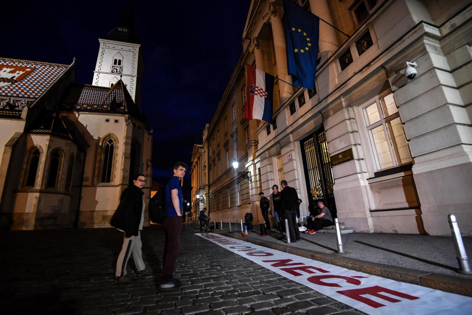 17.05.2020., Zagreb  -  Politicka platforma Mozemo prosvjeduje na Markovom trgu. Kazu kako su zauzeli Markov trg, na kojem ce ostati do kraja sutrasnje sjednice Sabora. Zastupnicima porucuju da im Zagreb nece zaboraviti da su im izbori vazniji od sudbina ljudi koji su ostali bez krova, djece koja nemaju vrtice i skole, bolesnika koji nemaju bolnice i svih onih koji riskiraju zivot prolazeci centrom Zagreba.  Photo: Josip Regovic/PIXSELL