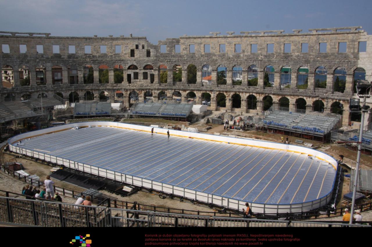 '06.09.2012., Pula - Priprema hokejaskog terena u pulskoj Areni. Postavljanje izolacijske podloge.  Photo: Dusko Marusic/PIXSELL'