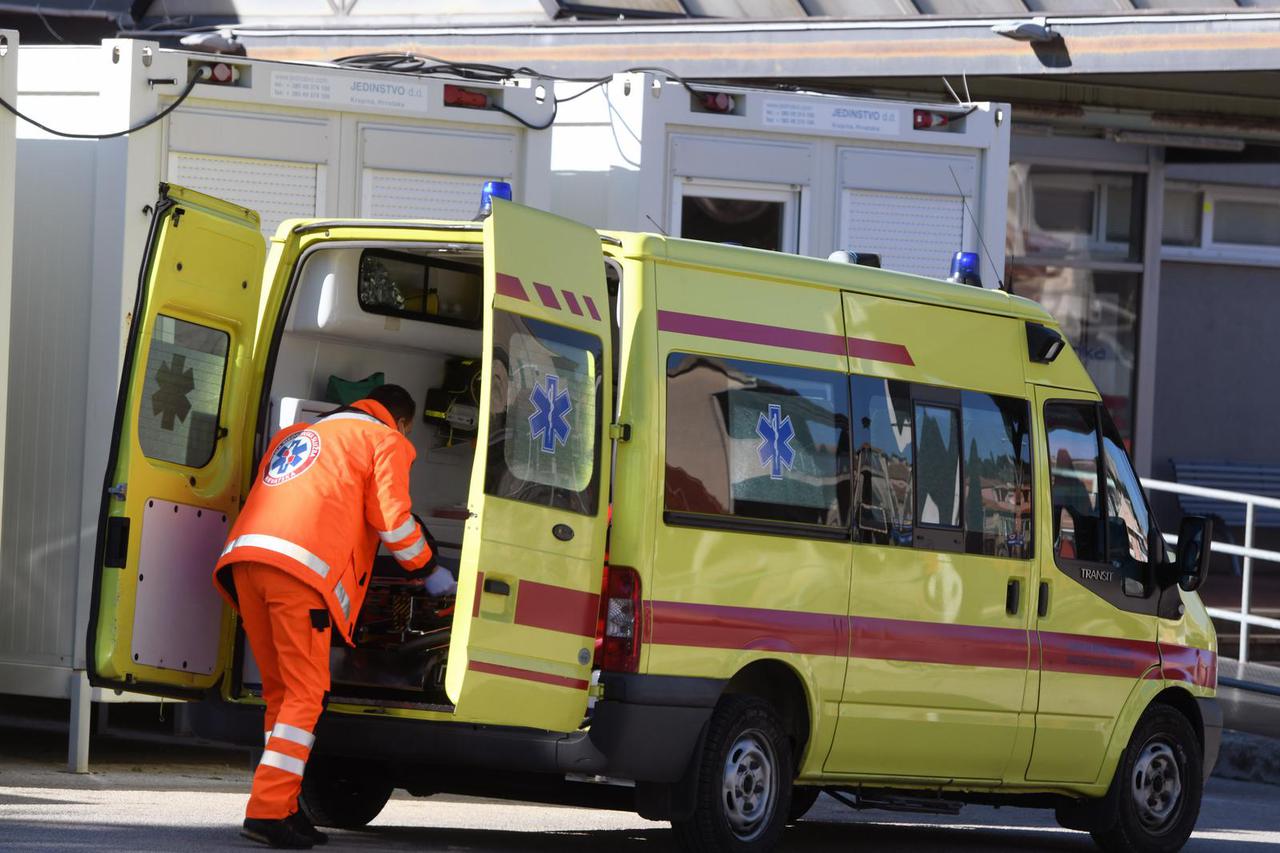 Šibenik: Tim Hitne medicinske pomo?i ispred bolnice