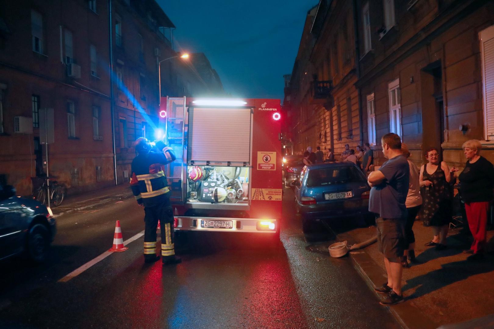 26.07.2020., Zagreb - Sveti duh 13. Nenad Cindric vlasnik stana na Svetom duhu pozvao gradonacelnika Milana Bandica da veceras prespava u njegovom poplavljenom stanu. Jedna od vecih intervenija vatrogasaca bila je na Svetom duhu gdje su vec drugi puta ispumpavali vodu ne bi li spasili stan gospodina Cindrica. Photo: Sanjin Strukic/PIXSELL