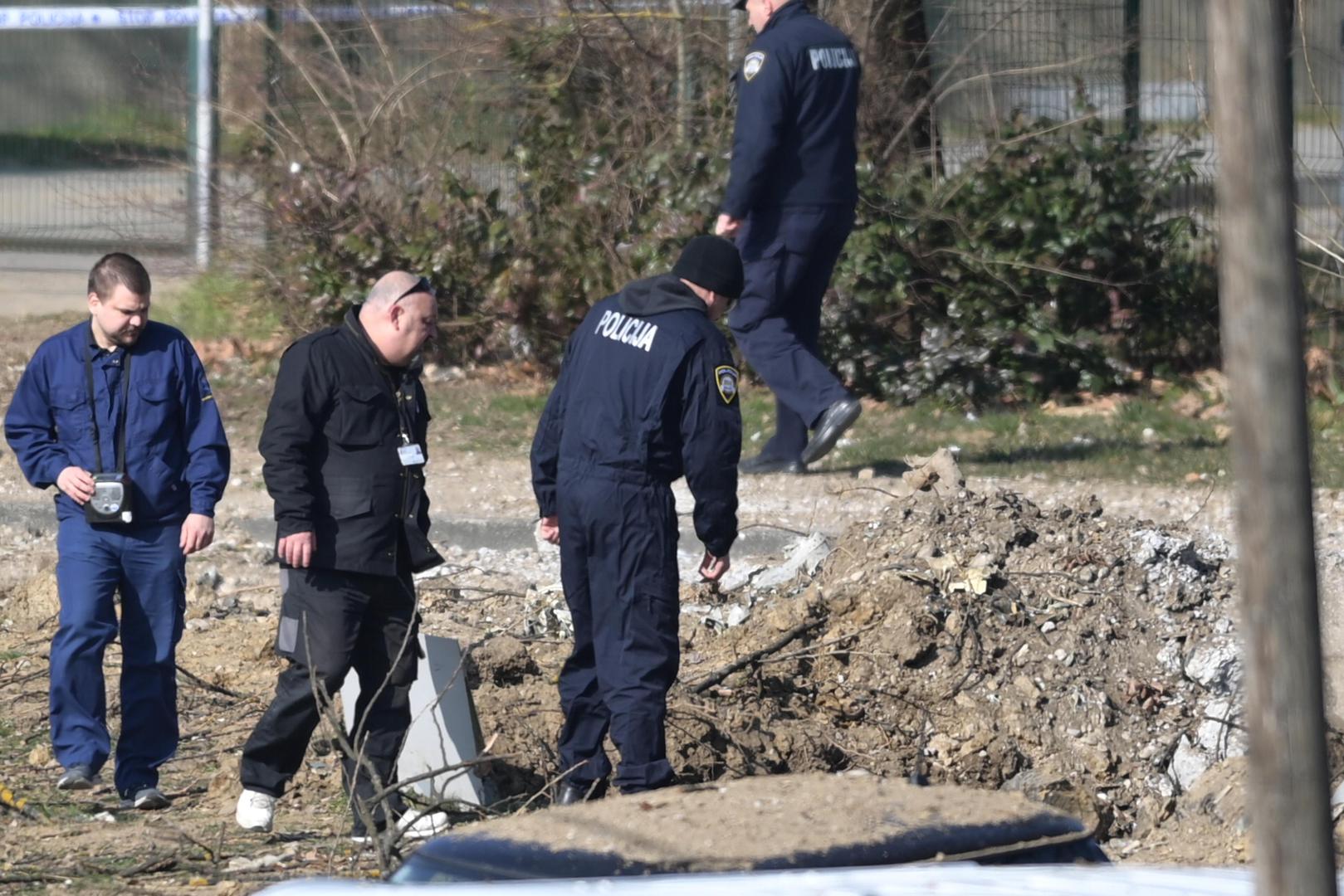 11.03.2022., Zagreb - Policija provodi ocevid nakon pada objekta iz zraka na Jaraunu, a policija je potvrdila da je pronadjen krater te dva padobrana. Policijski sluzbenici osigurali su uzu i siru zonu mjesta dogadjaja gdje se obavlja ocevid uz sudjelovanje svih nadleznih sluzbi. Photo: Igor Soban/PIXSELL