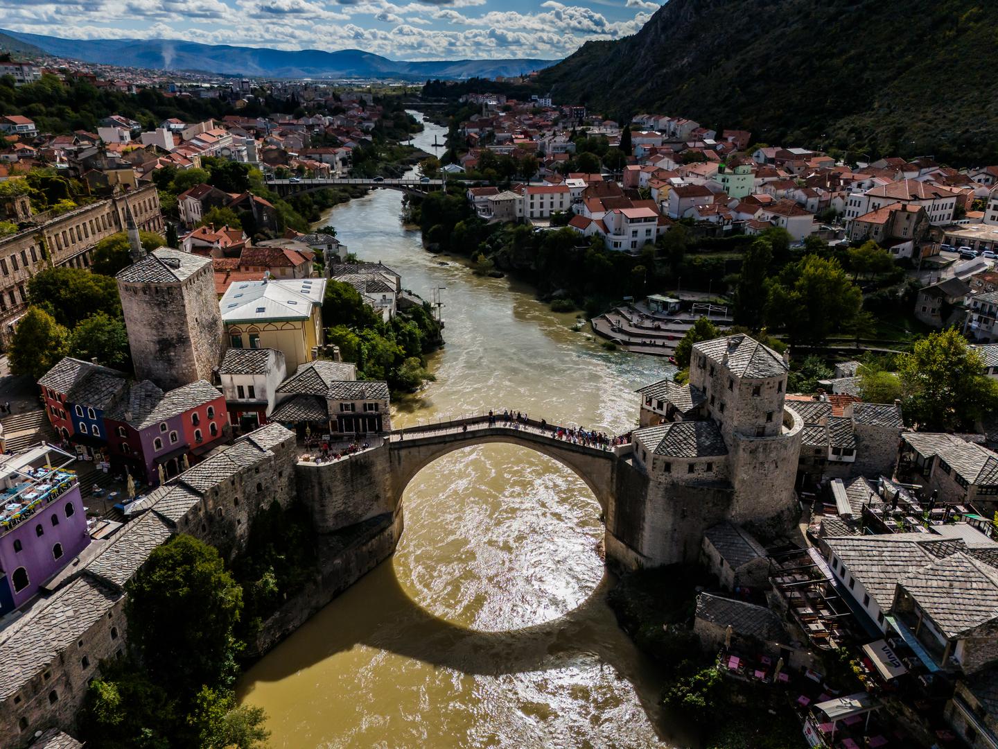 Kako javlja Slobodna Dalmacija, Neretva je nizvodno od Jablanice, kod Komadinova, puna smeća te se pretpostavlja da je sloj plutajućeg otpada deblji od metra. Radi se mahom o aparatima, hladnjacima, posuđu i namještaju, a spasioci Gorske službe spašavanja svakodnevno prolaze tom rijekom u potrazi za nestalima. 