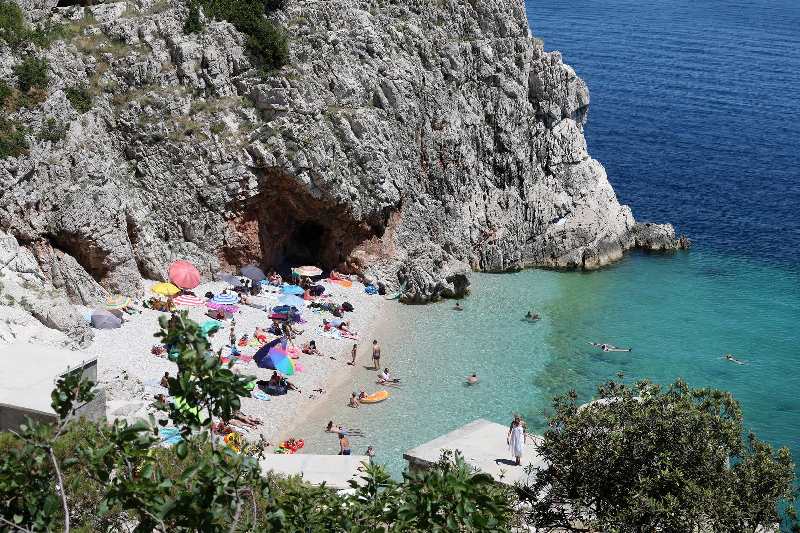 Plaža Klančac nalazi se ispod vrha litice, u srednjovjekovnom selu Brseč u Istri, koja izmiče pažnji brojnih turista. Lijepa mala plaža s čistim morem u koje se ulazi blagim nagibom. Na plaži nema uslužnih objekata, a u neposrednoj blizini plaže nema mjesta za parkiranje pa je malo izazovno doći do nje. Plaža Klančac smatra se najljepšom plažom Kvarnera.

