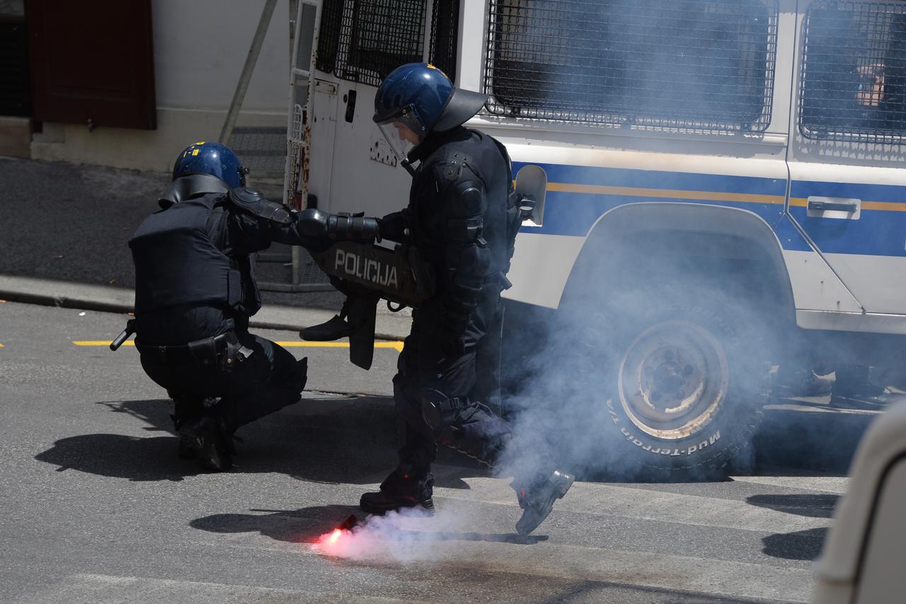 29.05.2015., Zagreb - Nakon sto je gomila probila kordon policije na Cirilometodskoj, dosli su do Trga sv. Marka, preskocili ograde i sukobili se s interventnom policijom. Dosli su kao podrska prosvjednicima koji odbijaju otici iz crkve sv. Marka gdje su 