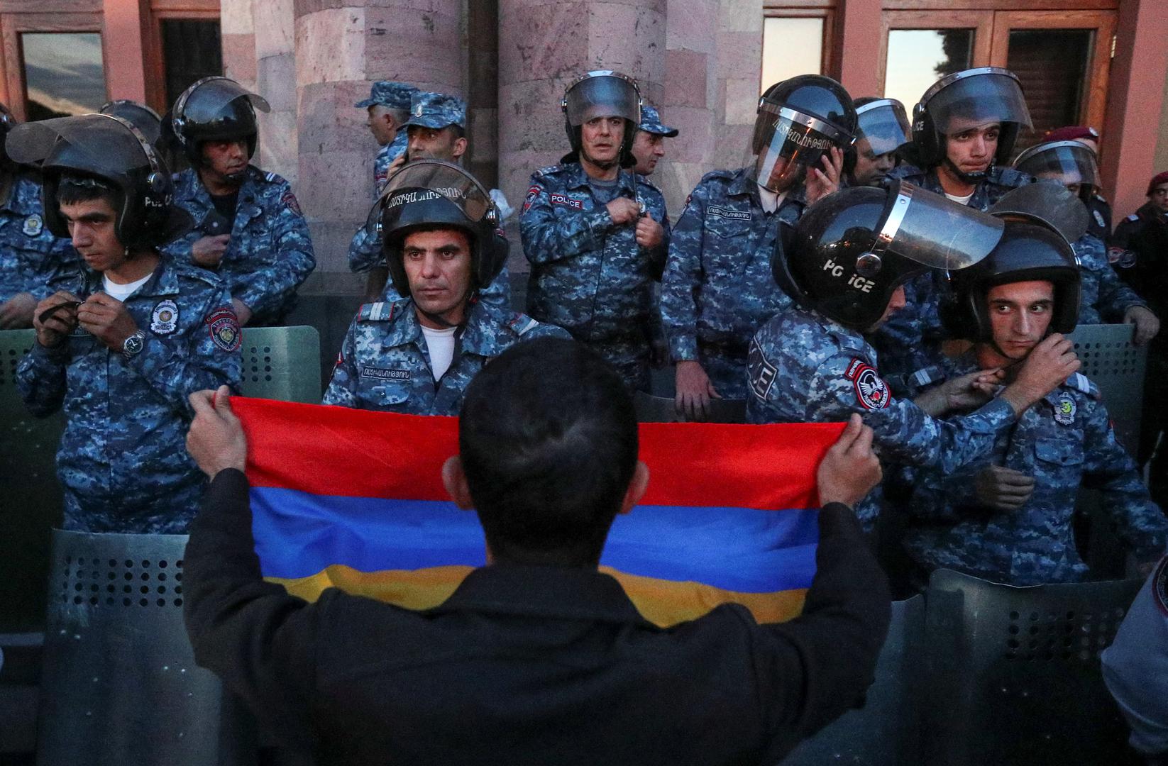 A protester addresses law enforcement officers near the government building during a rally to support ethnic Armenians in Nagorno-Karabakh following Azerbaijani armed forces' offensive operation executed in the region, in Yerevan, Armenia, September 20, 2023. REUTERS/Irakli Gedenidze Photo: IRAKLI GEDENIDZE/REUTERS