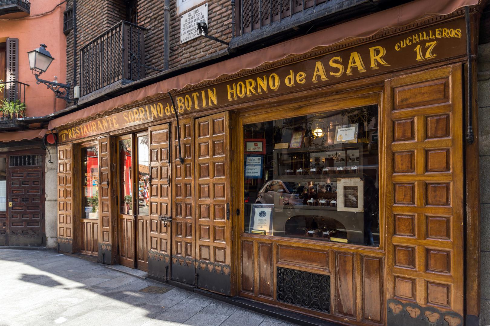 4. Najstariji restoran na svijetu: Kada posjetite Madrid, toplo se preporučuje obrok u El Restaurante Botin. Ne samo zbog ponude hrane, već i zbog činjenice da ćete objedovati na mjestu povijesti. Ovaj popularni restoran otvoren je 1725. godine i najstariji je restoran na svijetu! Vrijedi posjetiti ako tražite nešto za pojesti dok ste u glavnom gradu Španjolske!