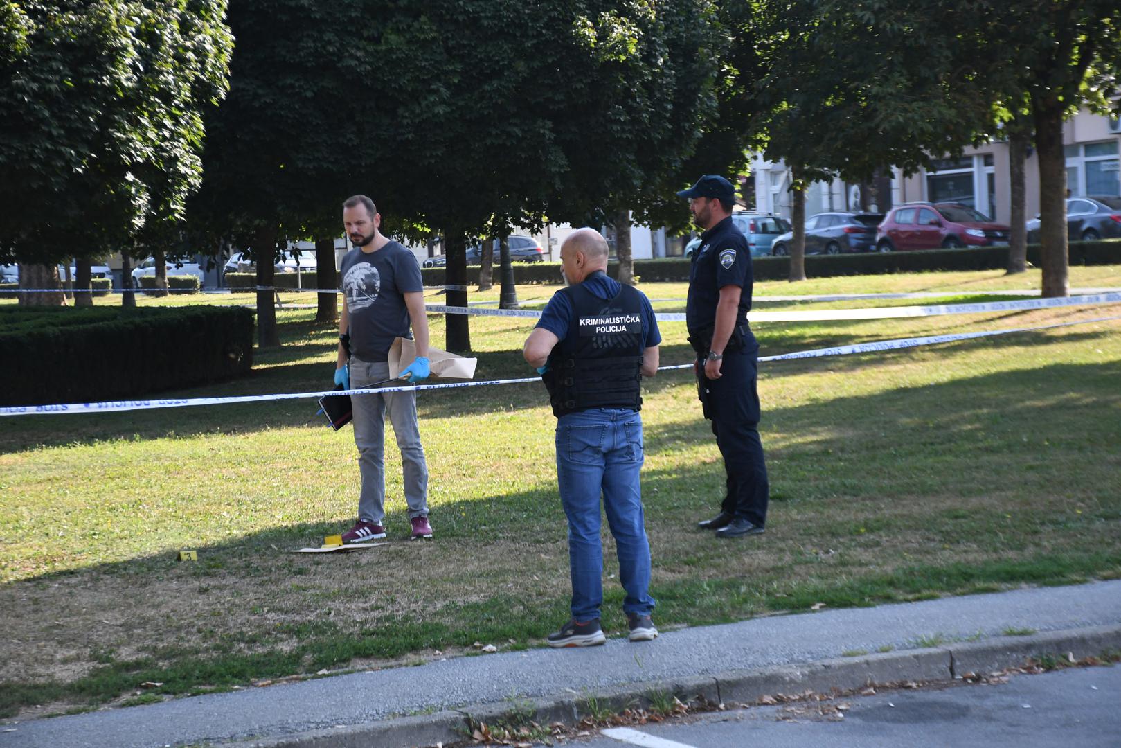 16.08.2024., Bjelovar - Na Trgu hrvatskih branitelja kod tzv. labirinta nocas je doslo do tjelesnog sukoba vise osoba i uporabe vatrenog oruzja. U sukobu je 6 osoba zadobilo ozljede od kojih je jedna osoba zadobila prostrjelnu ranu na vratu. Ocevid je u tijeku nakon cega ce biti poznati detalji. Photo: Damir Spehar/PIXSELL