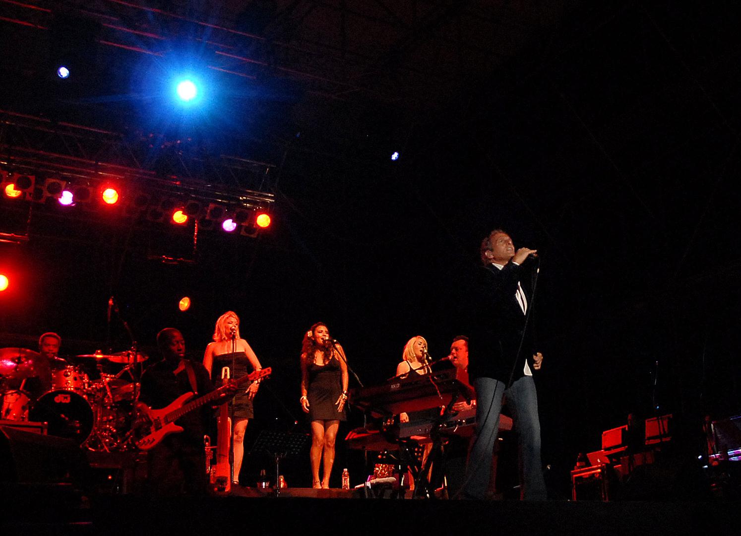 12.07.2009., Pula - Michael Bolton odrzao je koncert u pulskoj Areni i maestralno odradio svoj dio posla. Unatoc kasnjenju od 30-ak minuta, te vec nervoznim zvizducima 3000 gledatelja, svoju je caroliju zapoceo iskusanom taktikom i pulsku publiku najprije pocastio redom starih klasika. rPhoto: Dusko Marusic/Vecernji list