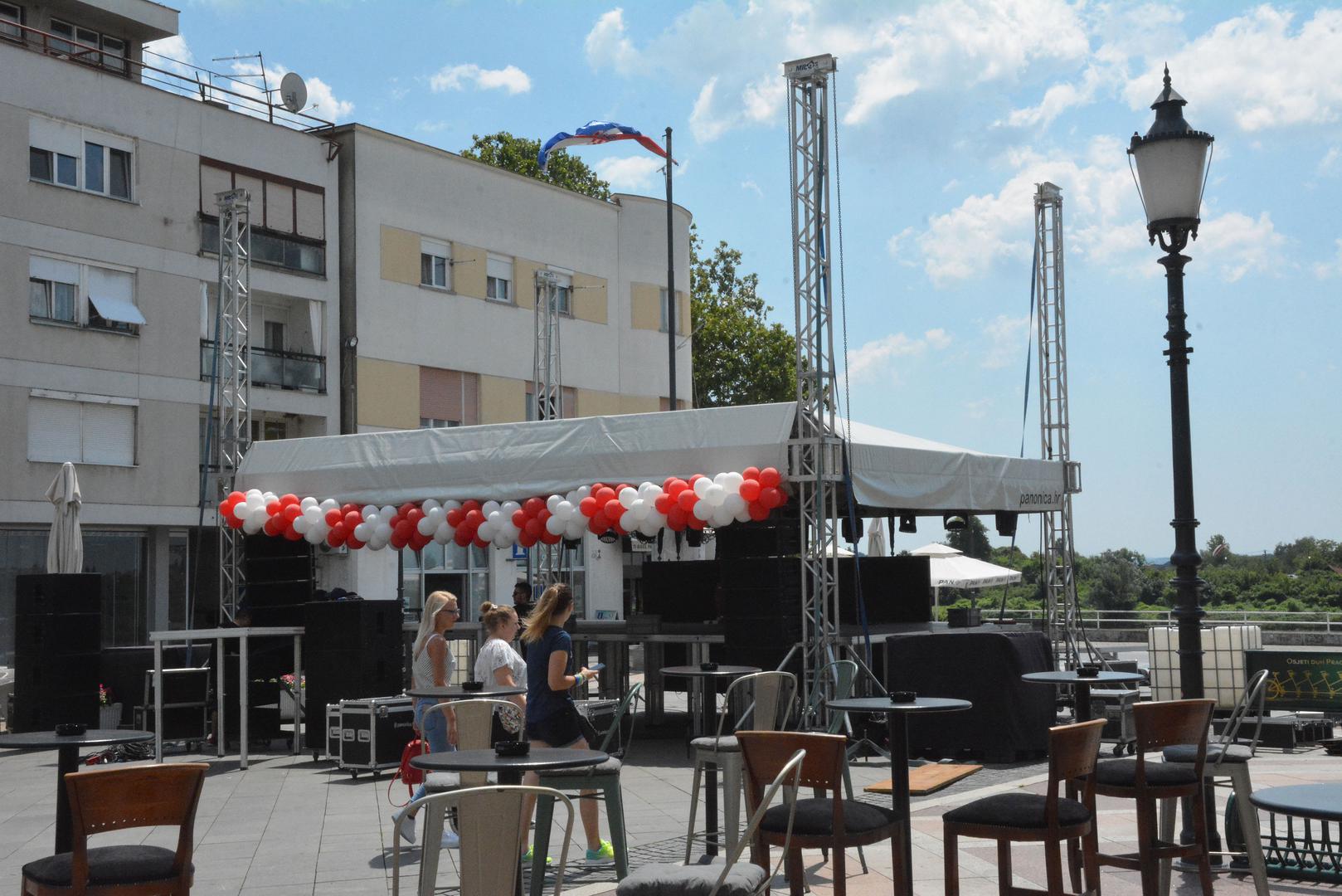 Pozivamo sve građane koji će doći na Korzo na pozitivno ponašanje, da u oduševljenju ne upotrebljavaju pirotehnička sredstva te da časno dočekaju omiljenog reprezentativca, priopćila je u srijedu PU brodsko-posavska.

