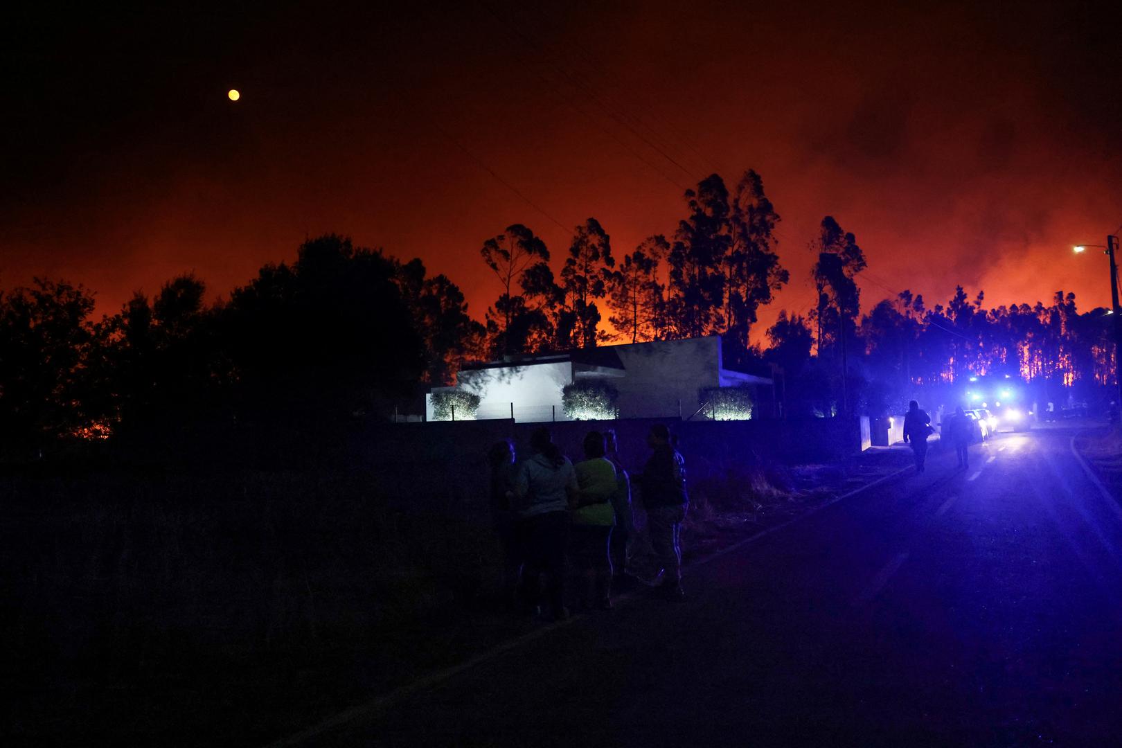 People watch a wildfire in Veiga, Agueda, Portugal, September 17, 2024. REUTERS/Pedro Nunes Photo: PEDRO NUNES/REUTERS