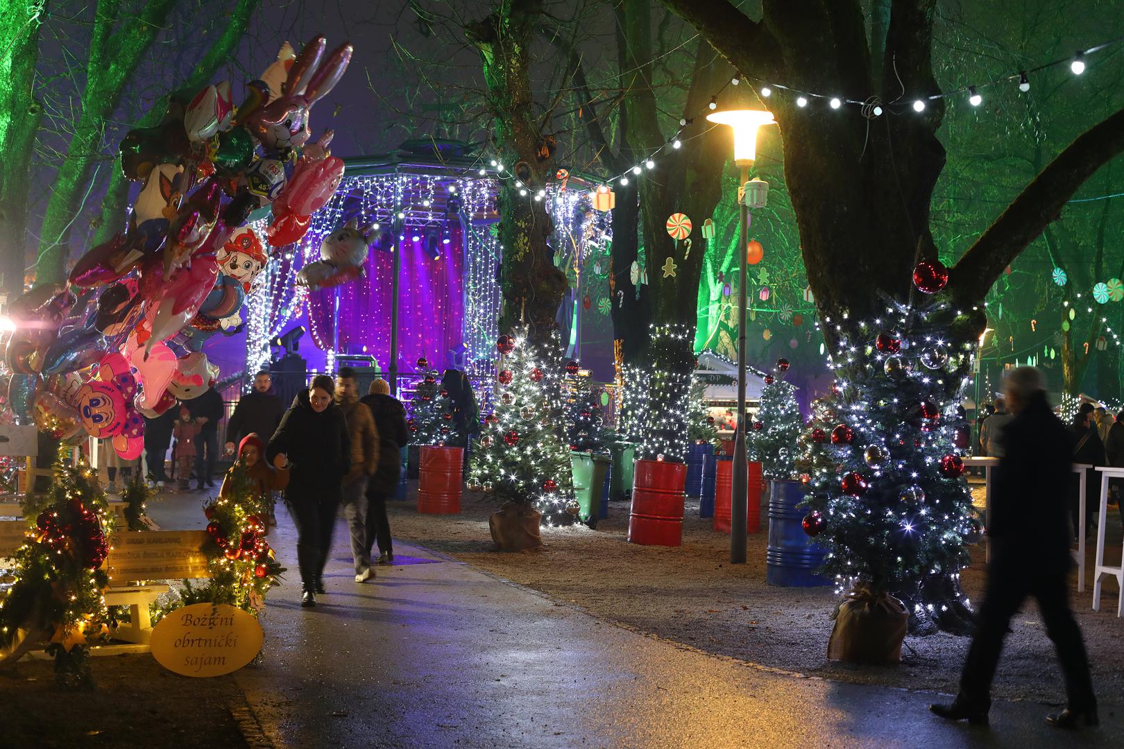 16.12.2022., Karlovac - Svecano otvorenje manifestacije Advent u Karlovcu. Osim bogate ugostiteljske i zabavne ponude po prvi puta posjetitelji ce u sklopu Adventa moci uzivati na klizalistu i sanjkalistu. Photo: Kristina Stedul Fabac/PIXSELL