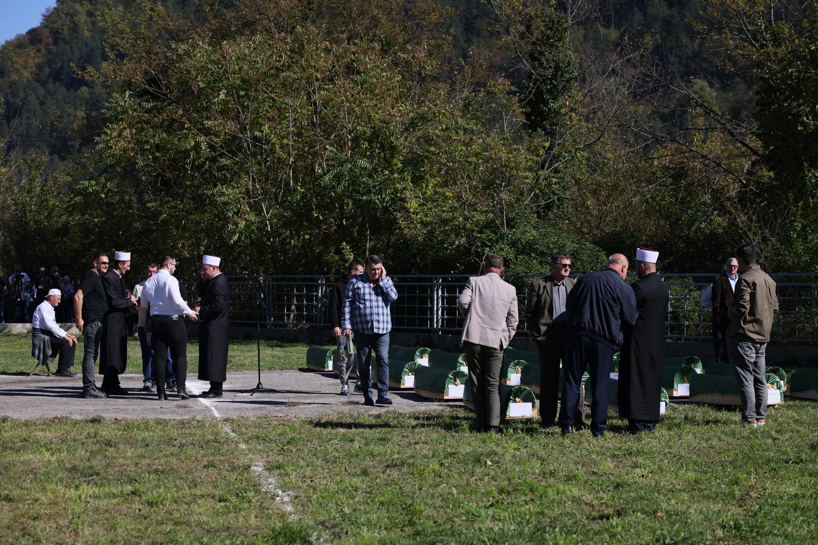 Ljudi se okupljaju kako bi u tišini odali počast svojim voljenima, dok suze i bol preplavljuju selo koje je ostalo gotovo bez trećine svojih stanovnika. 