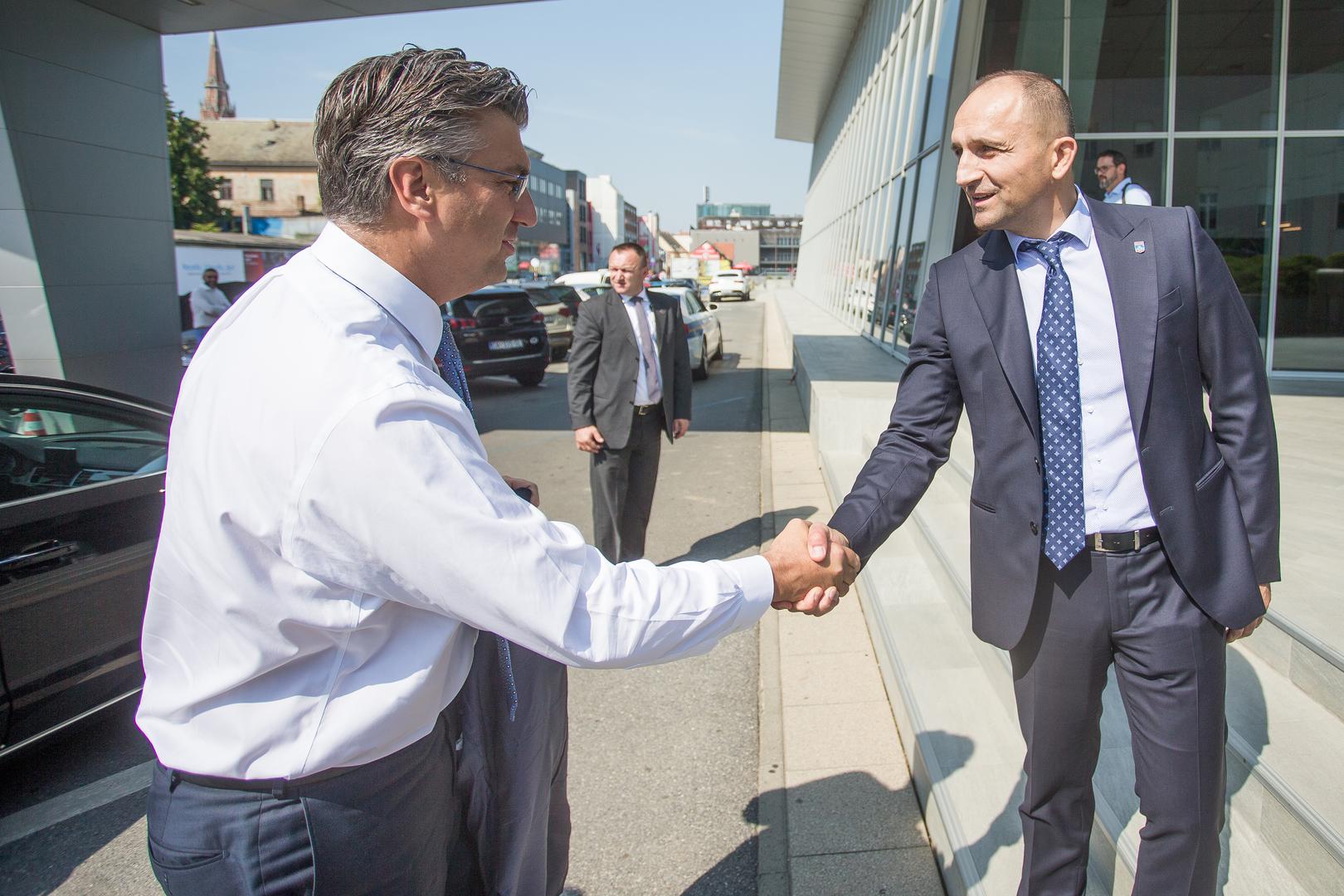 28.08.2019., Osijek - Predsjednik Vlade Andrej Plenkovic prije sluzbenog otkrivanja spomenika Zarku Kaicu na Brijestu kod Osijeka sastao se s clanovima i simpatizerima HDZ-a na terasi Hotela Osijek. Predsjednik Vlade Andrej Plenkovic, zupan Ivan Anusic, Photo: Davor Javorovic/PIXSELL