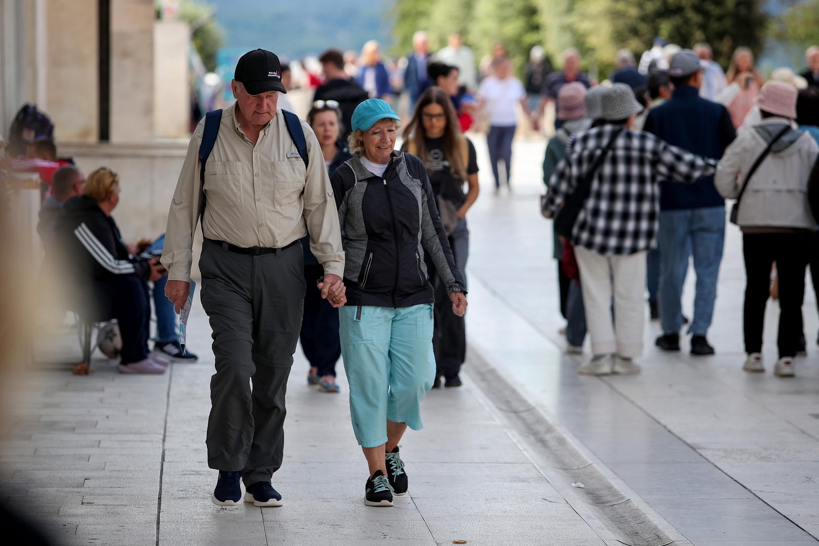 Zadar bilježi 39% razvedenih brakova, a Velika Gorica je zabilježila 37%. Sisak, na osmom mjestu s 34% razvoda, još je jedan grad gdje se brakovi često završavaju, dok Vinkovci (28%), Zagreb (26%) i Dubrovnik (22%) pokazuju nešto niže postotke. 