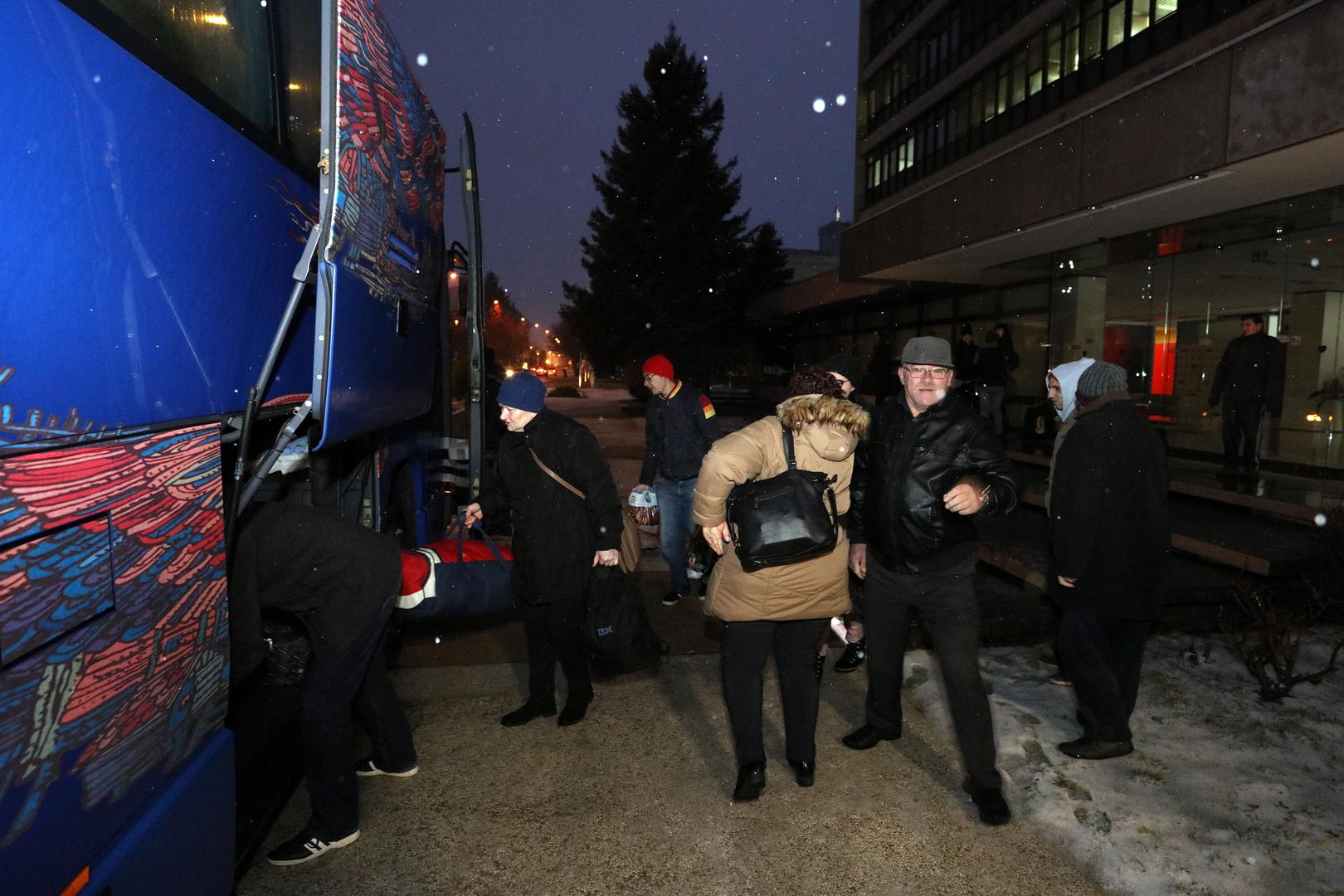 Ukrcavanje radnika u autobus za Rovinj