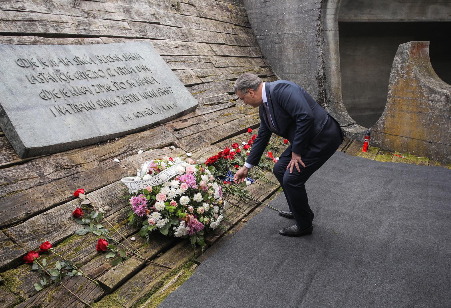 21.04.2024., Jasenovac - komemoracija u znak sjecanja na 79. godisnjicu proboja posljednjih zatocenika iz koncentracijskog logora Jasenovac. Okupljanje je bilo ispred Memorijalnog muzeja otkuda je krenula kolona sjecanja prema spomeniku Cvijet. Tamo su izaslanici umjesto vijenaca polozili po jedan cvijet. Photo: Tomislav Miletic/PIXSELL