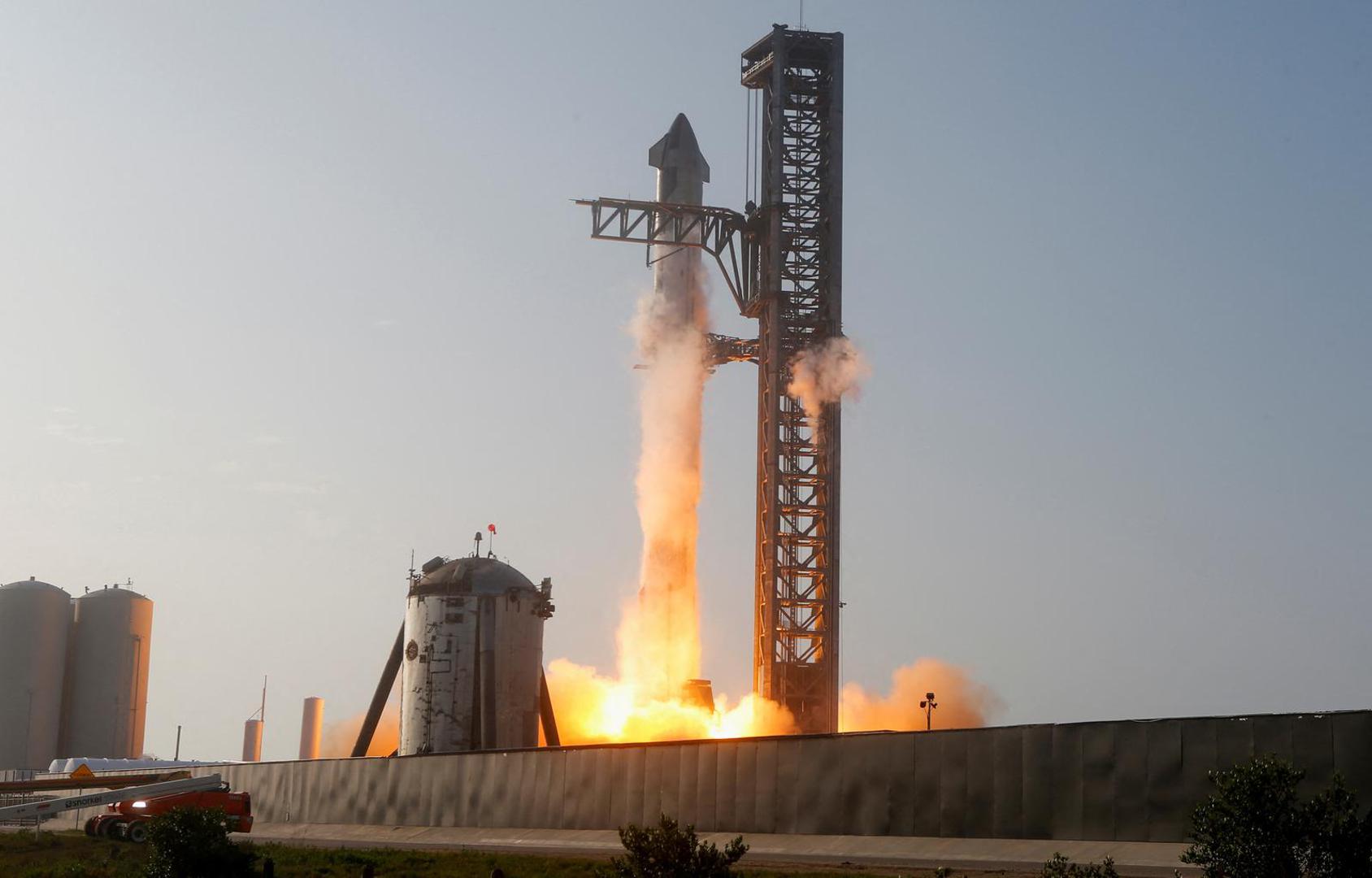 SpaceX's next-generation Starship spacecraft atop its powerful Super Heavy rocket lifts off from the company's Boca Chica launchpad on an uncrewed test flight before exploding, near Brownsville, Texas, U.S. April 20, 2023.  REUTERS/Joe Skipper Photo: JOE SKIPPER/REUTERS