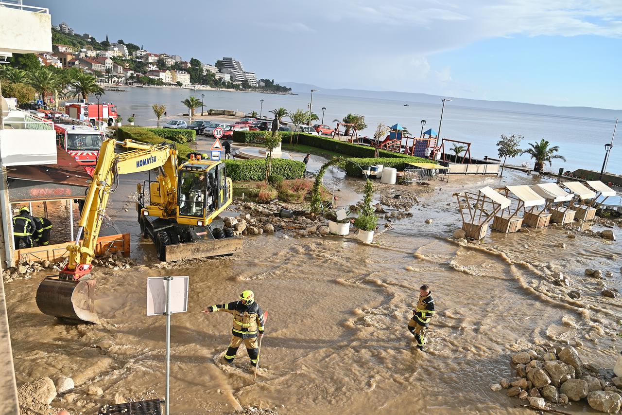 Bujica poplavila Podgoru tijekom jakog kišnog nevremena