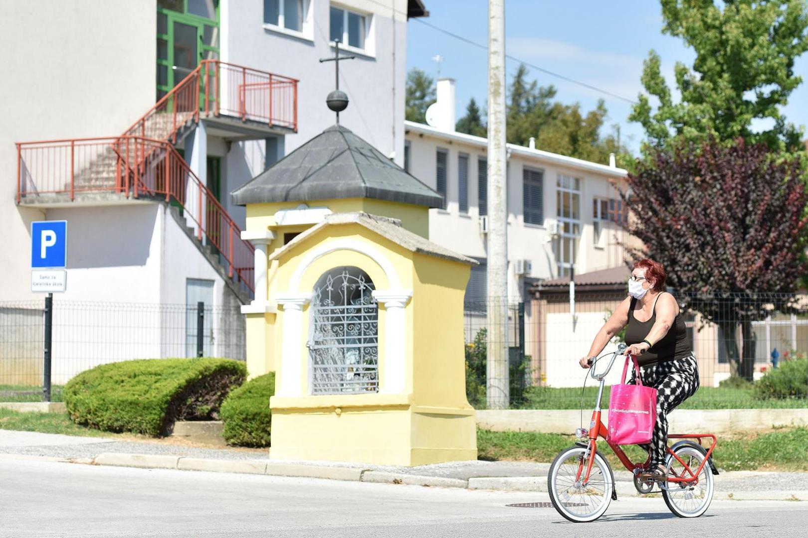 29.08.2020., Vinica- Odlukom lokalnog stozera svi mjestani na podrucju Vinice kod Varazdina moraju nositi maske i na otvorenom.
Photo: Vjeran Zganec Rogulja/PIXSELL