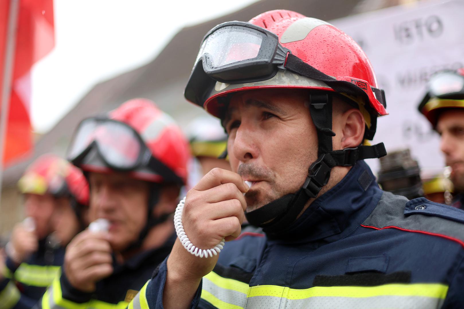 03.05.2024., Zagreb - Koordinacija sindikata i udruga profesionalnih vatrogasaca organizirala je prosvjed vatrogasaca na Trgu sv. Marka.  Photo: Sanjin Strukic/PIXSELL