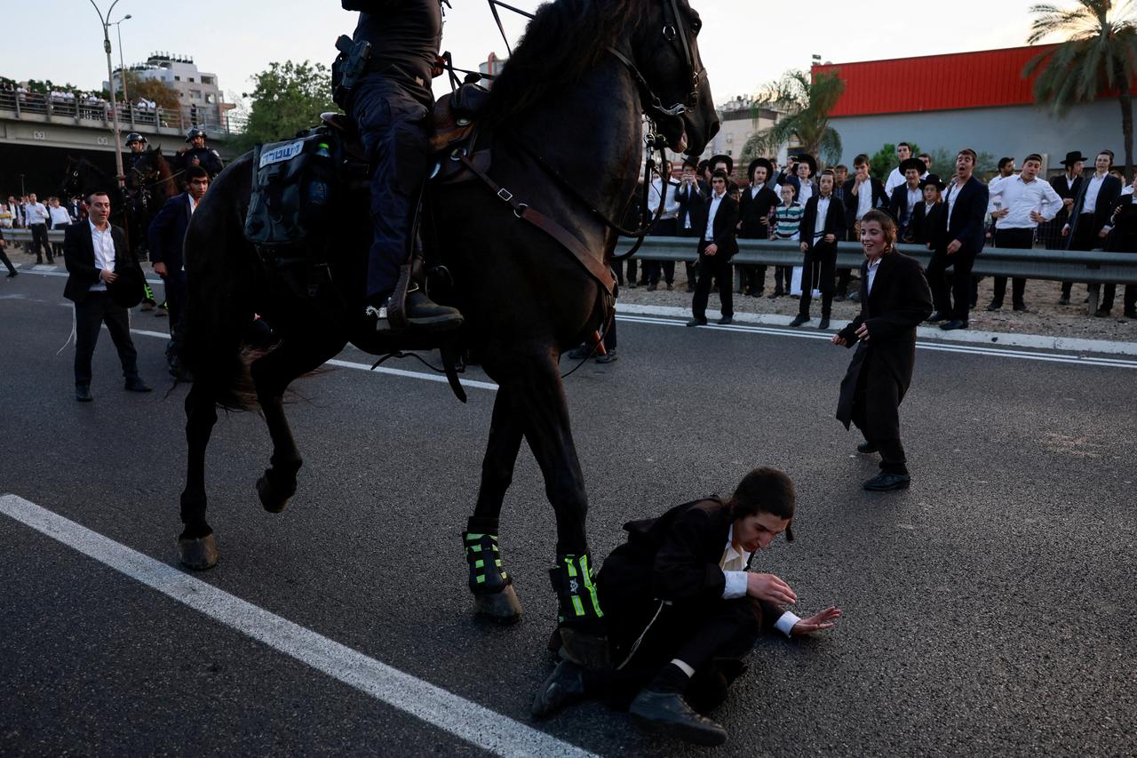 storyeditor/2024-07-26/2024-07-16T174643Z_1845235574_RC2GW8AJ14K6_RTRMADP_3_ISRAEL-PALESTINIANS-CONSCRIPTION-ULTRA-ORTHODOX-PROTEST.JPG