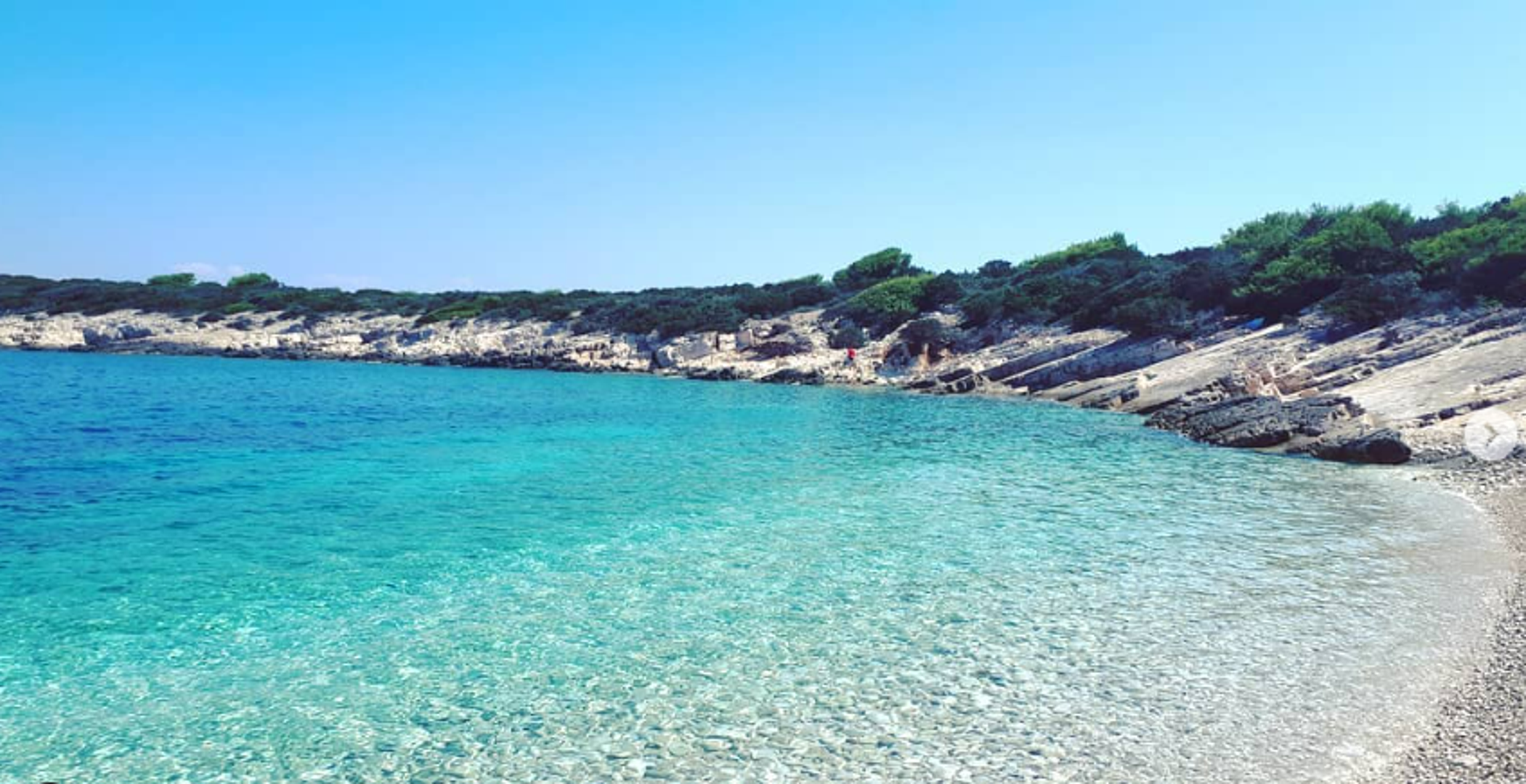 Bili boci, Proizd: Na sjevernoj obali otoka nalazi se popularna šljunčana i stjenovita plaža Bili Boci, koja impresionira svojim neobičnim stijenama i s koje se pruža prekrasan pogled na susjedni otok Hvar.