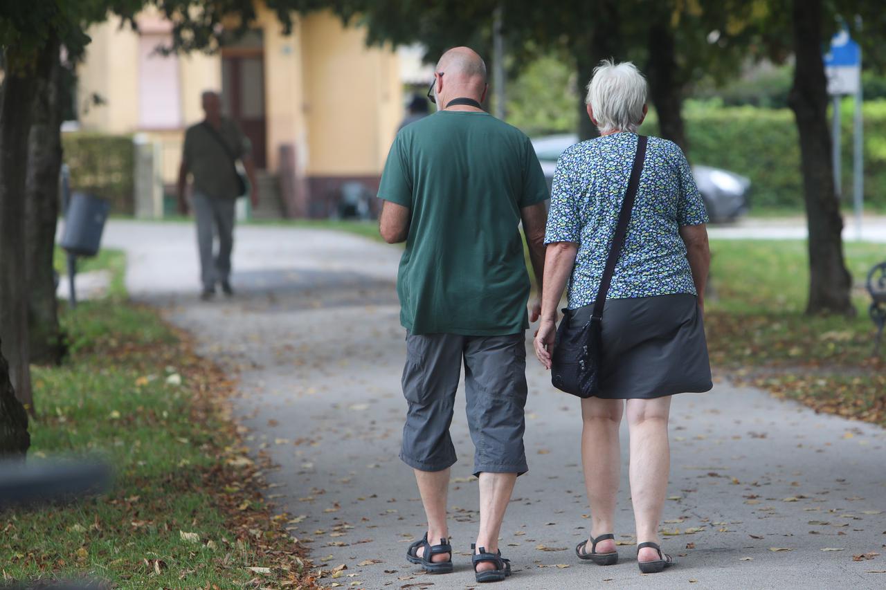 Karlovac: Umirovljenici u šetnji