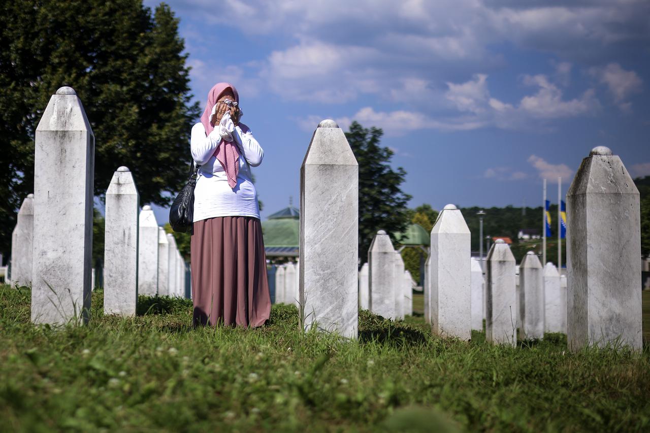 Potočari: Završeno je kopanje grobova u koje će biti spušteni posmrtni ostaci 14 novoidentificiranih žrtava genocida u Srebrenici
