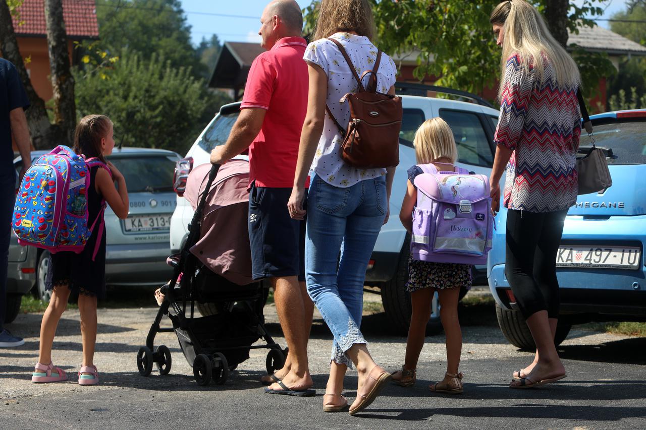 Karlovac: Gradonačelnik Mandić nazočio priredbi u područnoj školi Velika Jelsa